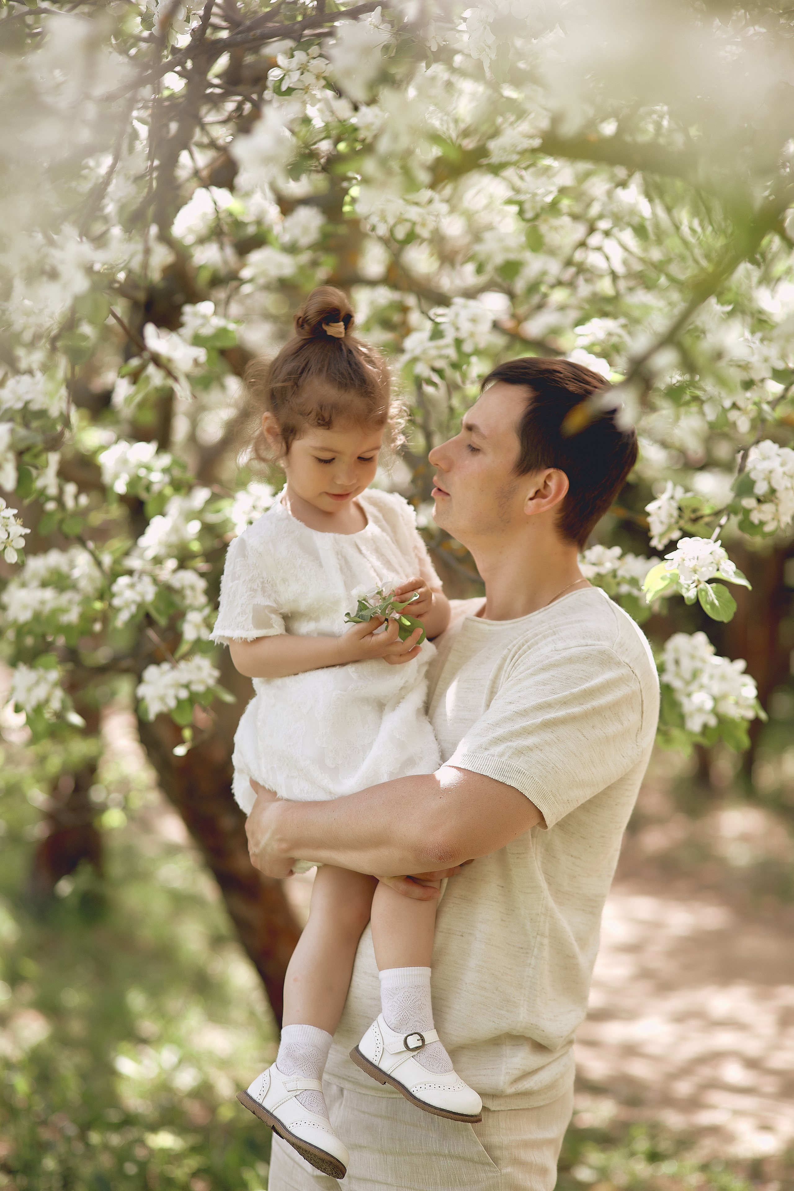 Прогулка в вишневом лесу. Свадебный и семейный фотограф Алексей Сафонов