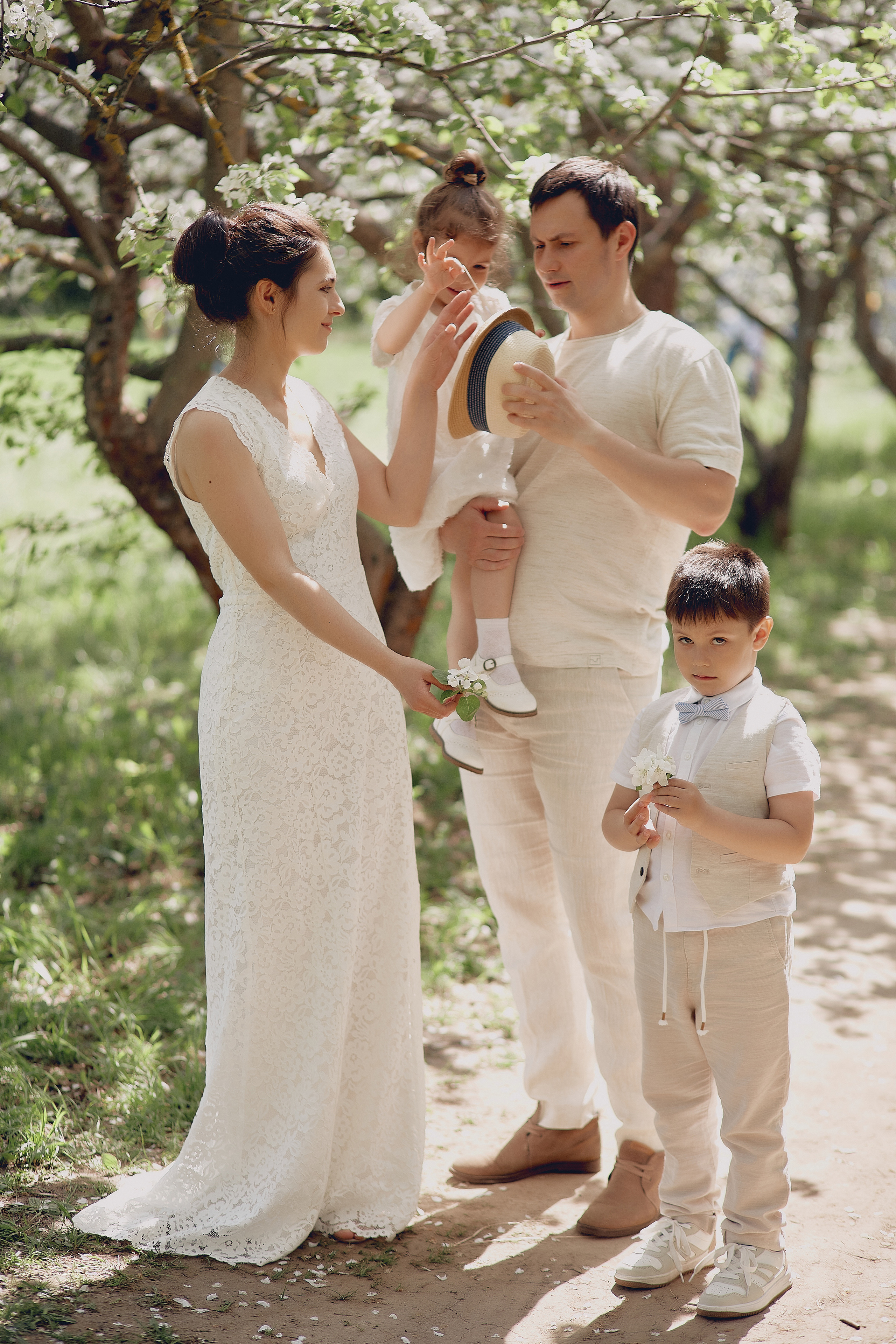 Прогулка в вишневом лесу. Свадебный и семейный фотограф Алексей Сафонов