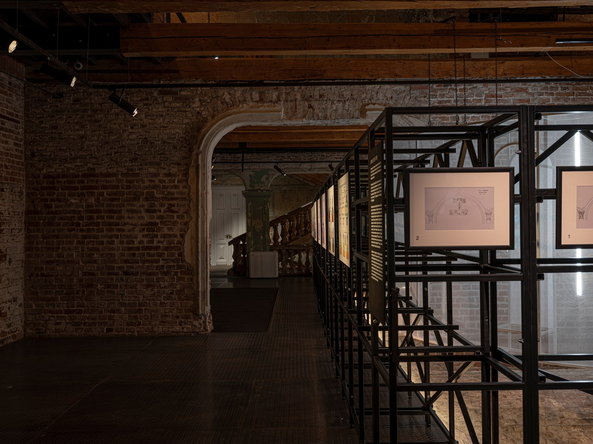 Выставочный проект «Белый Храм. История Георгиевского собора „и созда ю чюдну, резным каменем“». Фотограф Василий Буланов