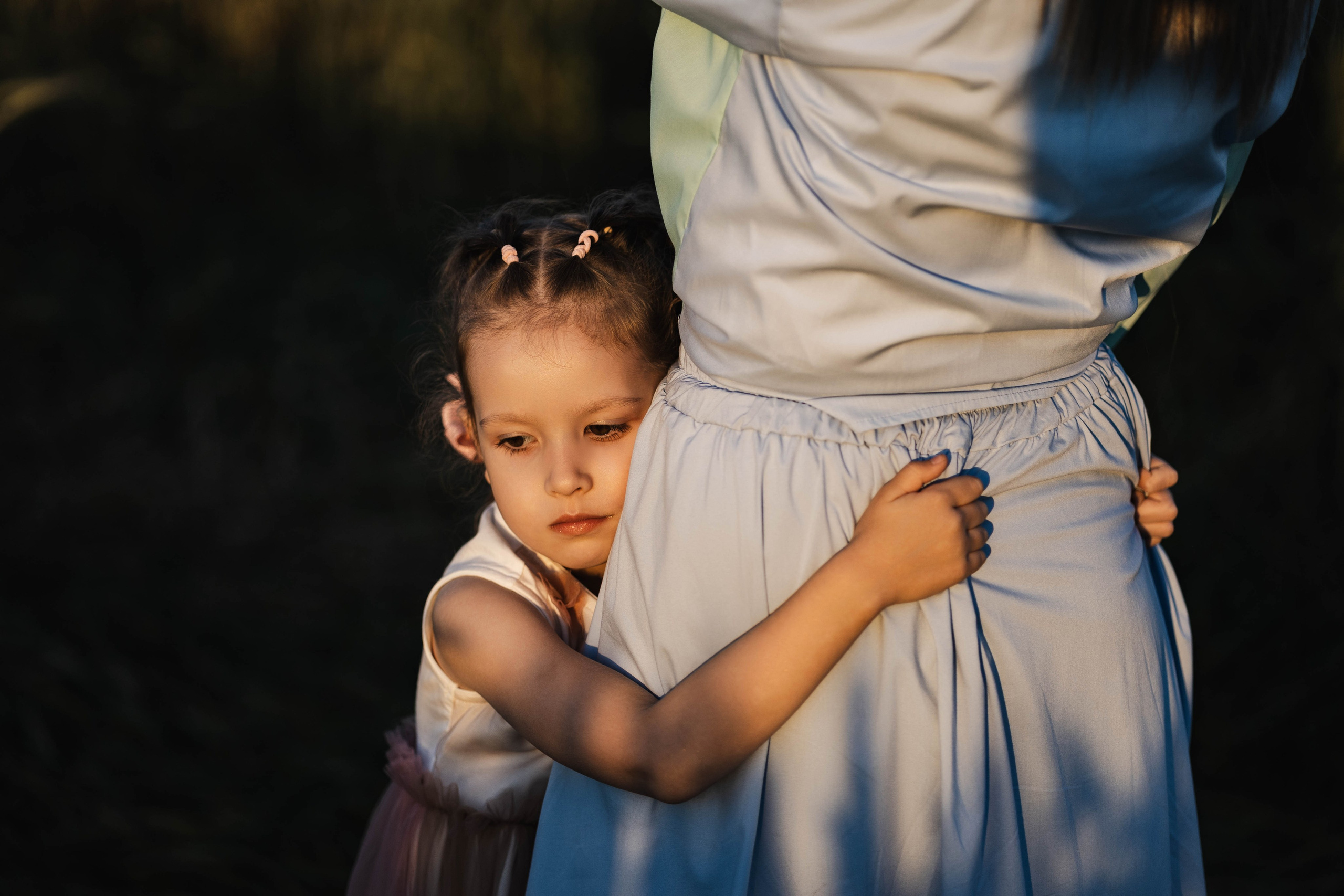 Внучка и бабуля прогулка на природе. Коммерческий фотограф