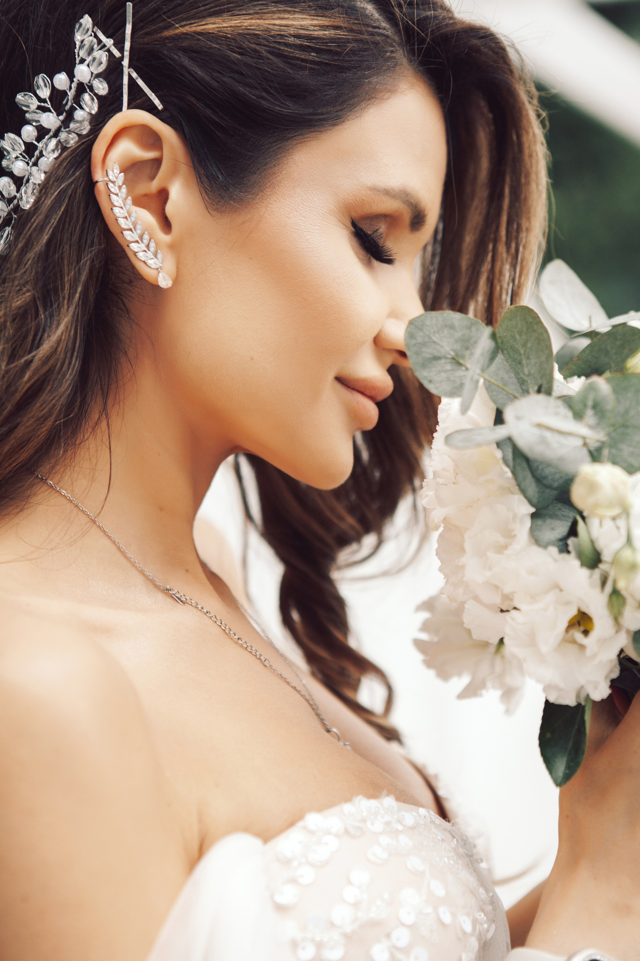 Профиль стильной невесты с букетом на вднх у ресторана 