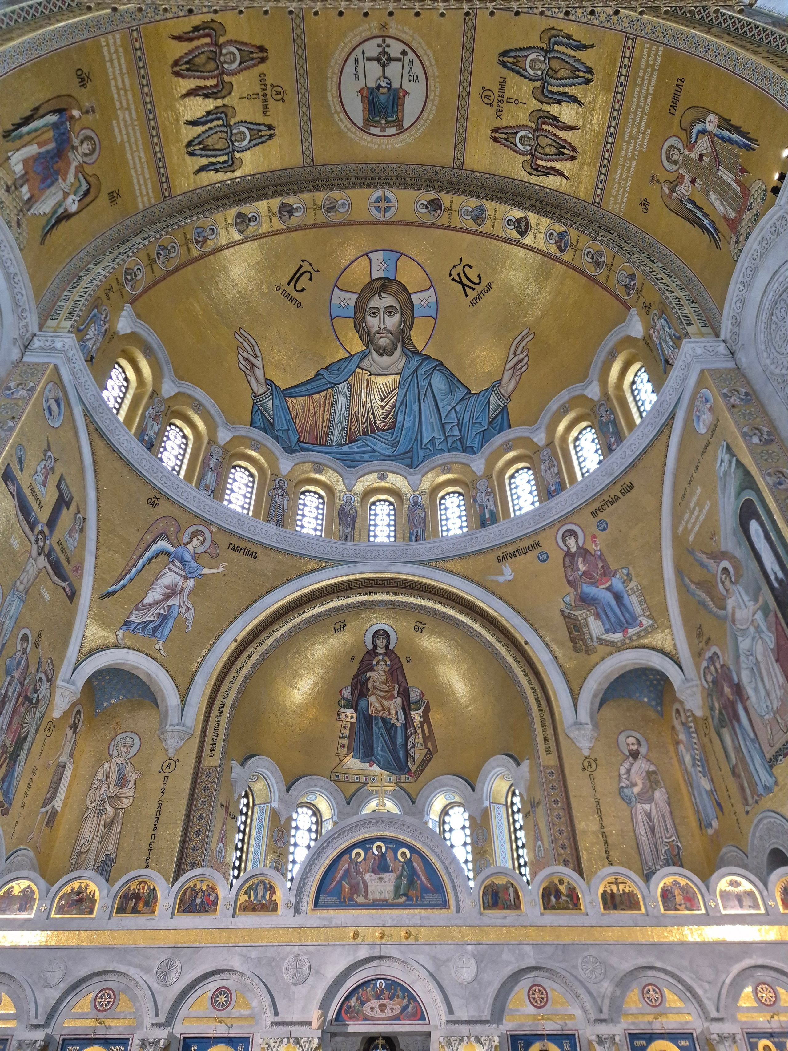 Мастера из России и Сербии сложили мозаику главного купола. Общая поверхность всех мозаик - более 15 000 м², а их суммарный вес превышает 300 тонн. Храм был открыт в 2008 г., а все отделочные работы завершились только в 2020 г. 