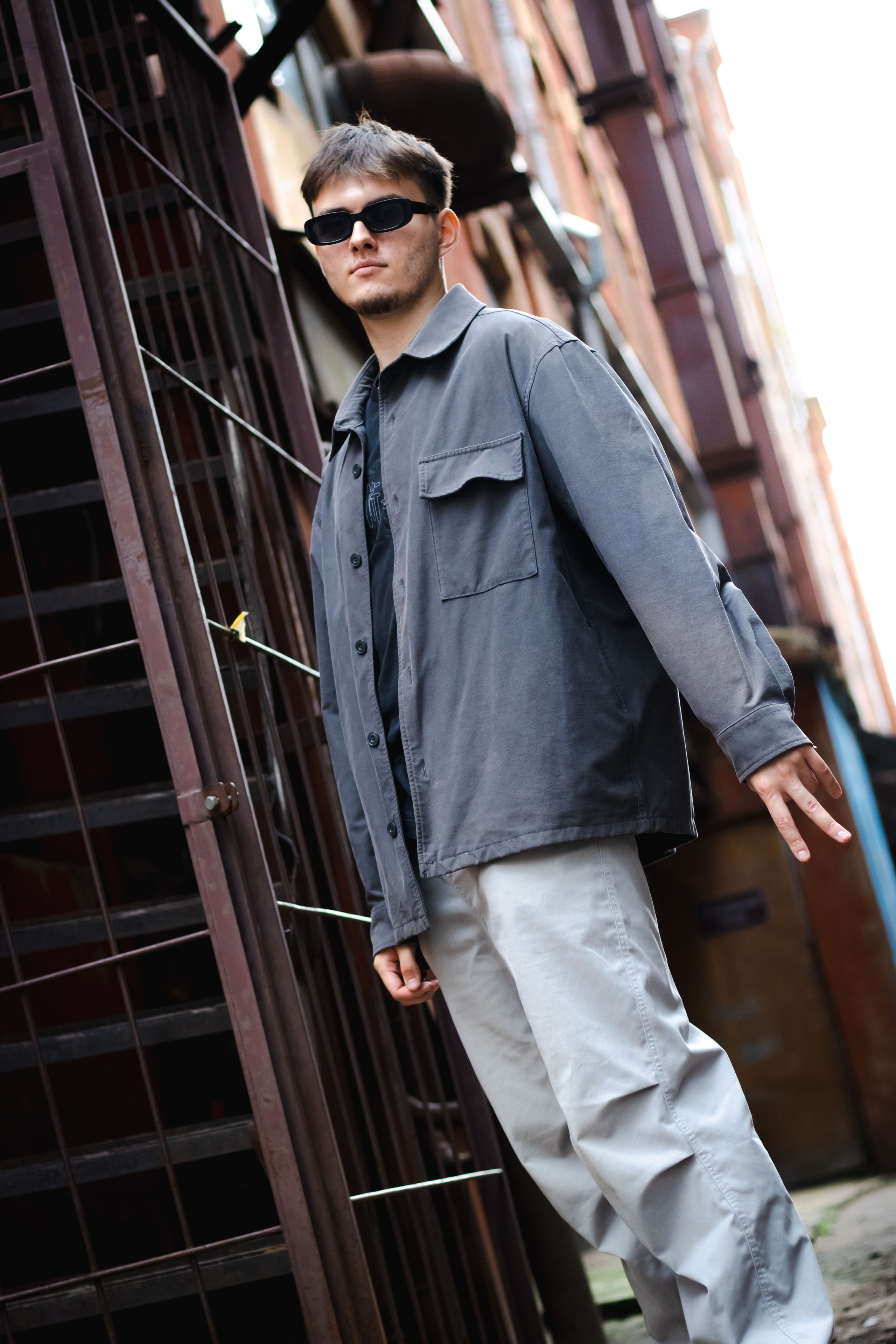 крутой парнишка в темных очках