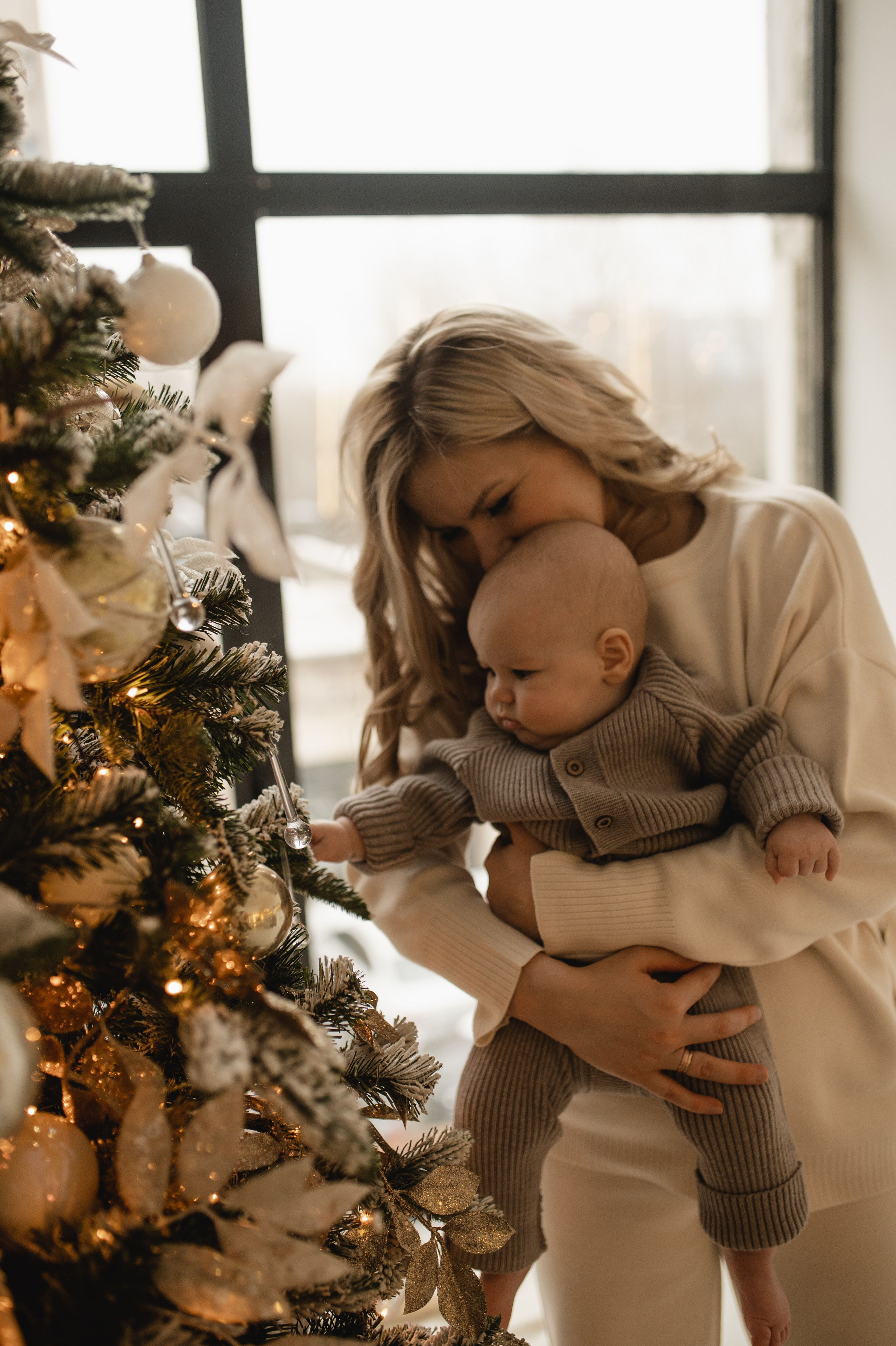 Новогодняя фотосессия в студии с малышом 6 месяцев в Бутово. Семейная фотосессия Бутово Москва фотограф Алина Морщагина