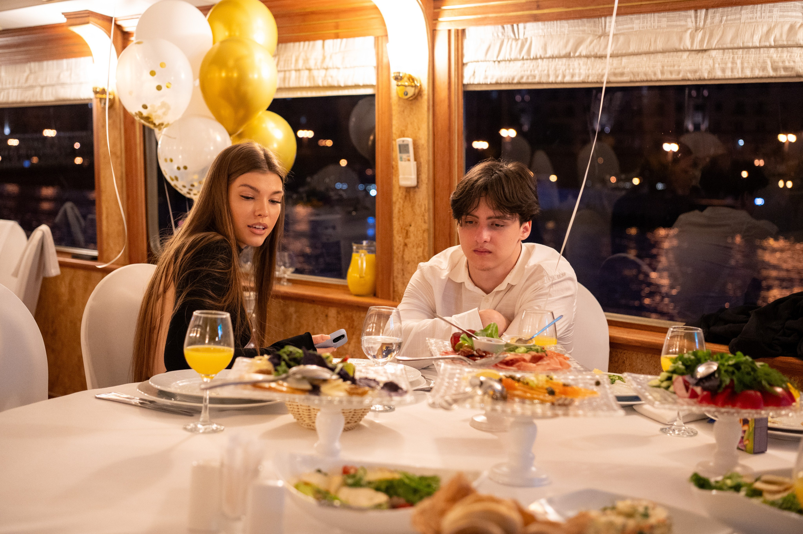 Выпускной вечер 11 класс на теплоходе. Детский и семейный фотограф г. Москва Оксана Катаджи