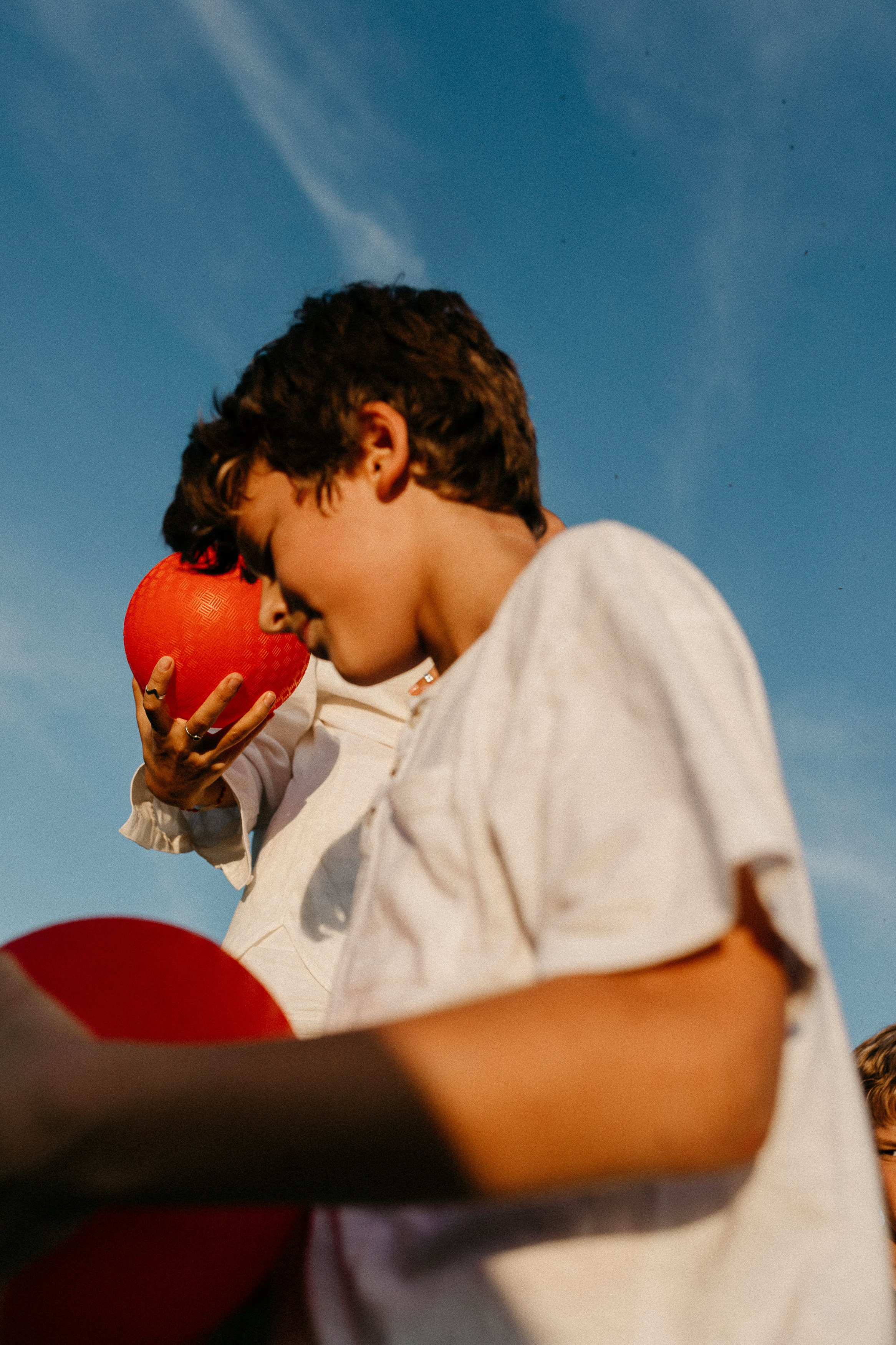 Фотосессия с красными мячами. Семейный фотограф Маша Тимофеева | Москва