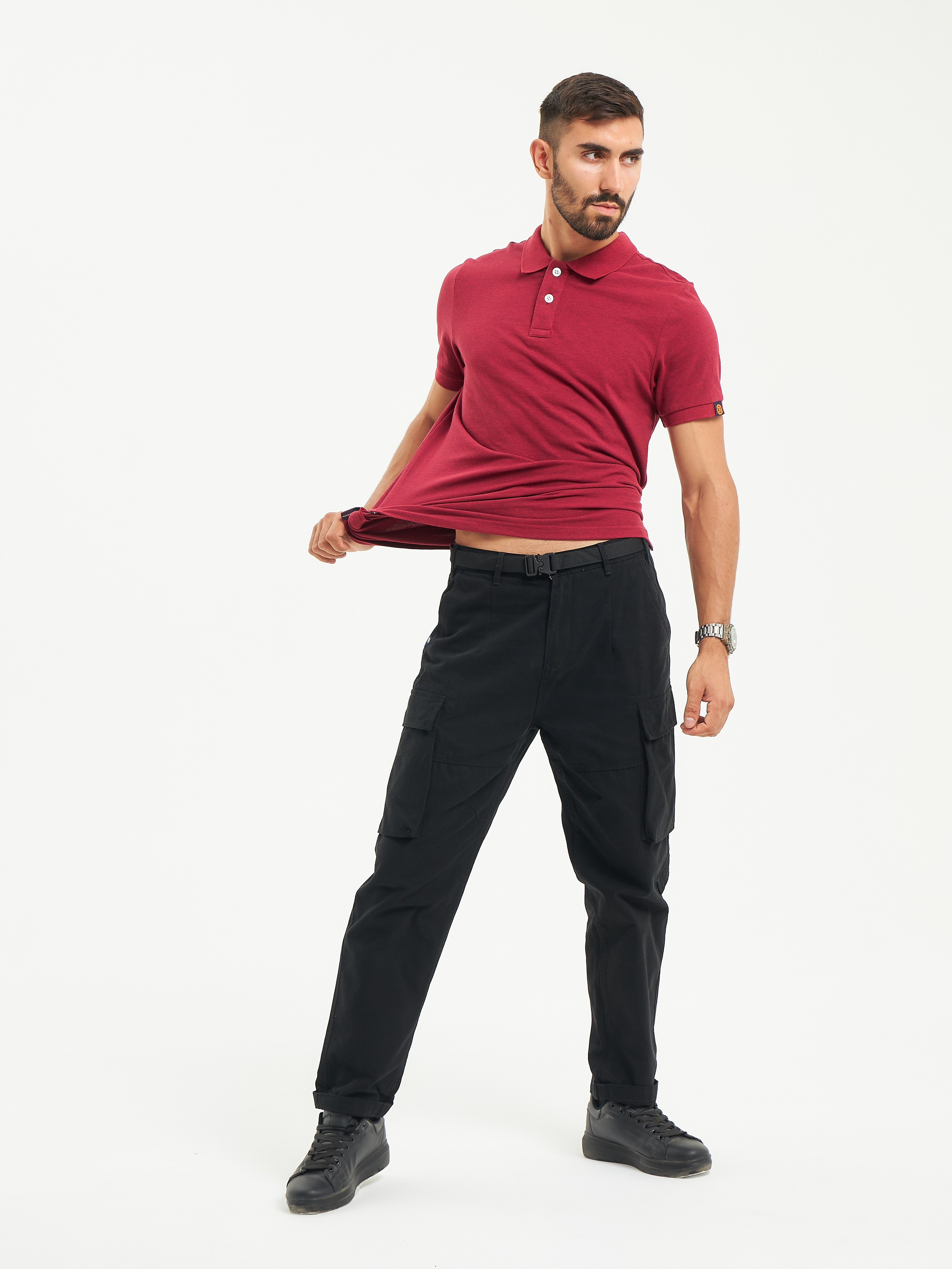 Футболка мужская красного цвета на модели мужчине в полный рост