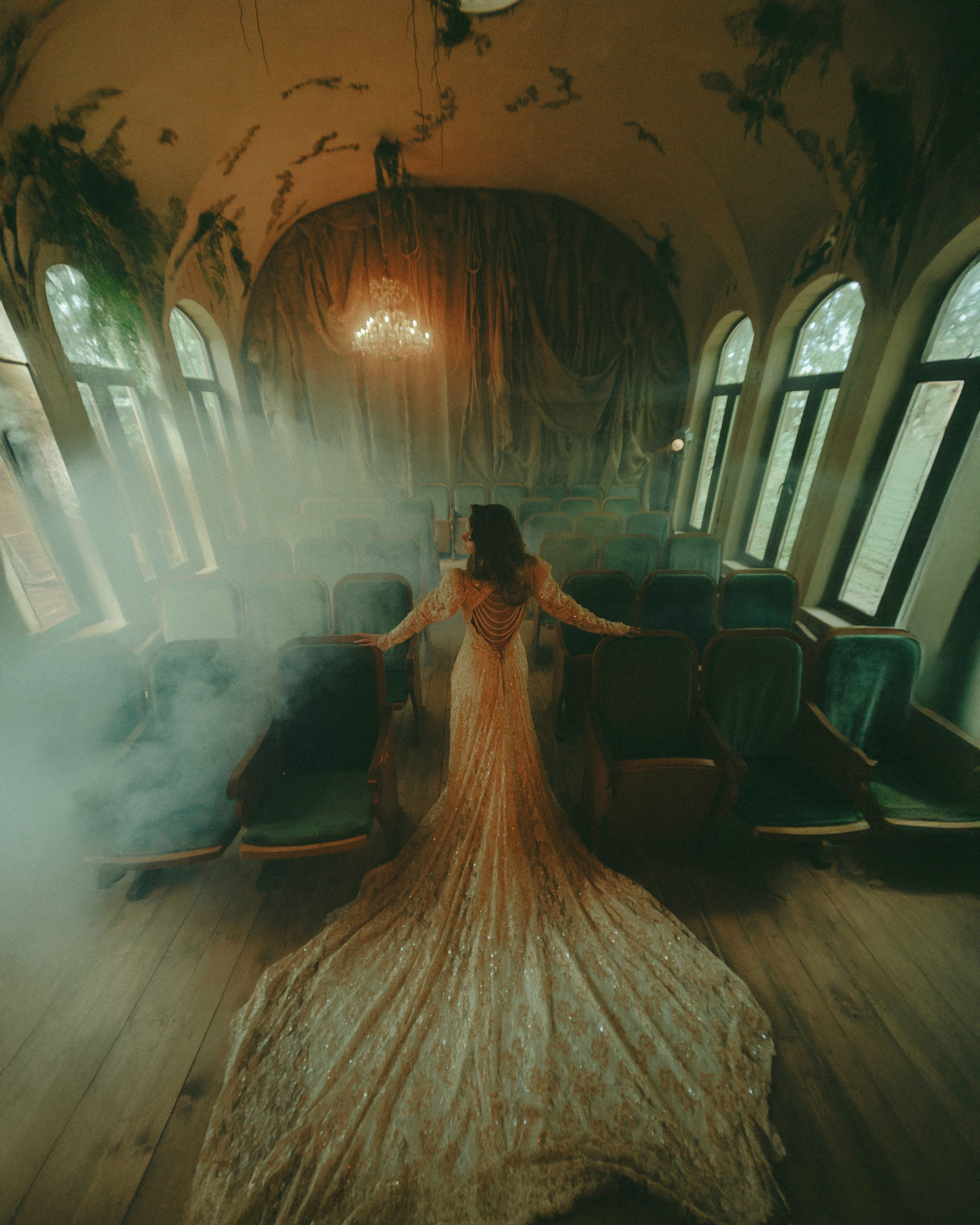 Москва. Заброшкнный театр. Алина. Фотограф Брянск