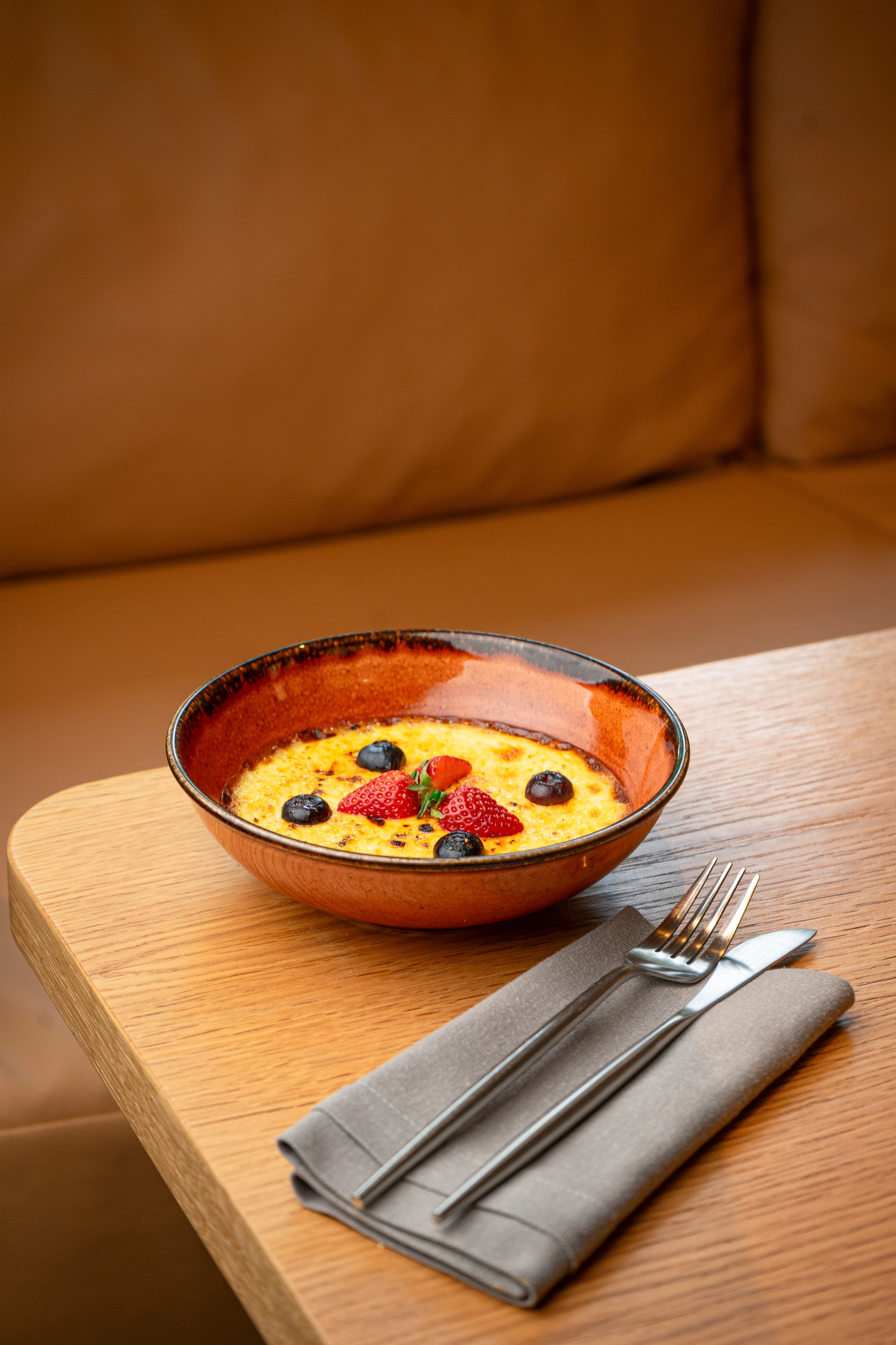 Крем-брюле с клубникой и черникой