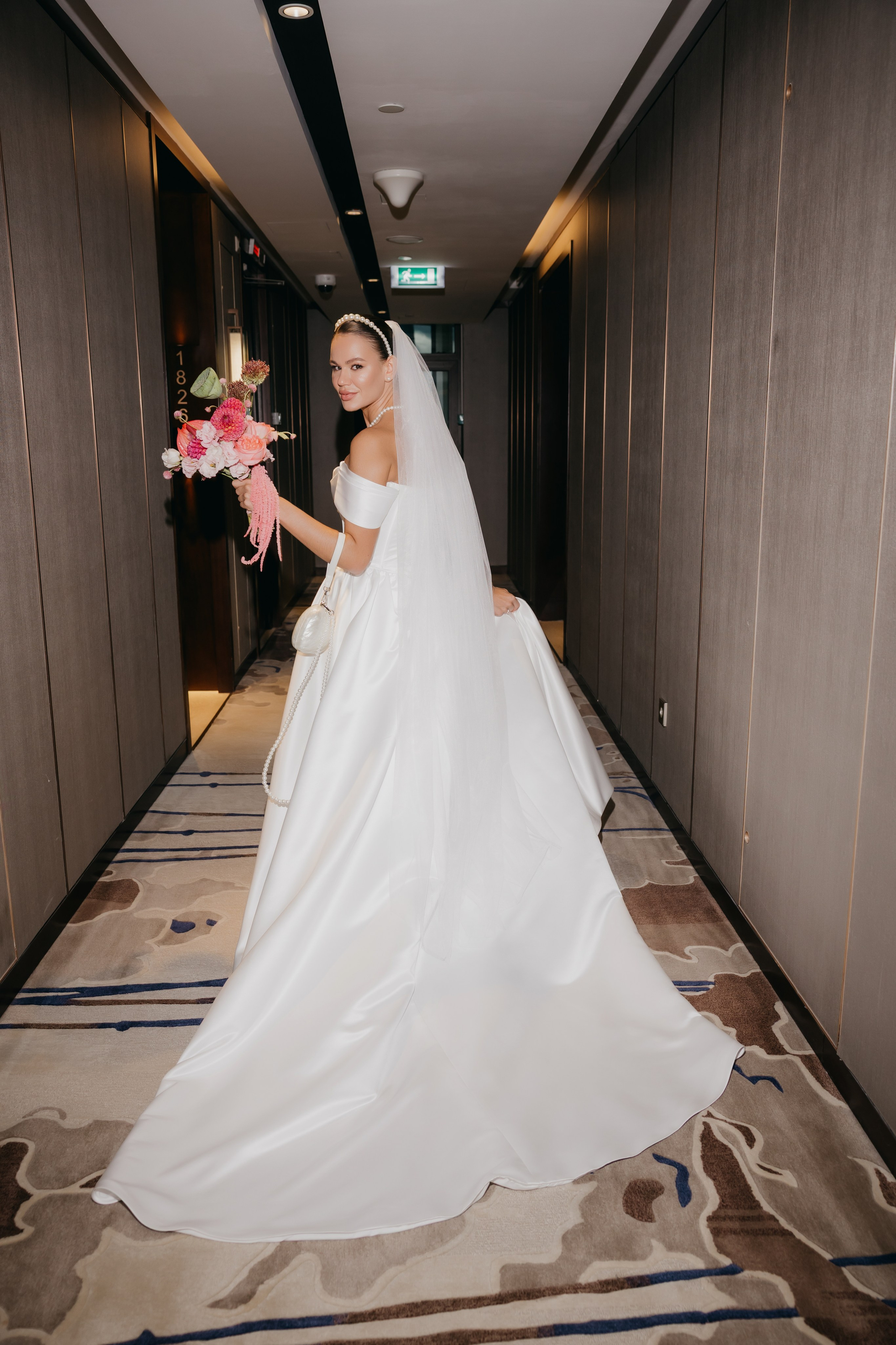 Свадебная фотосессия в отеле Soluxe Hotel Moscow. Свадебный фотограф в Москве Екатерина Гусева