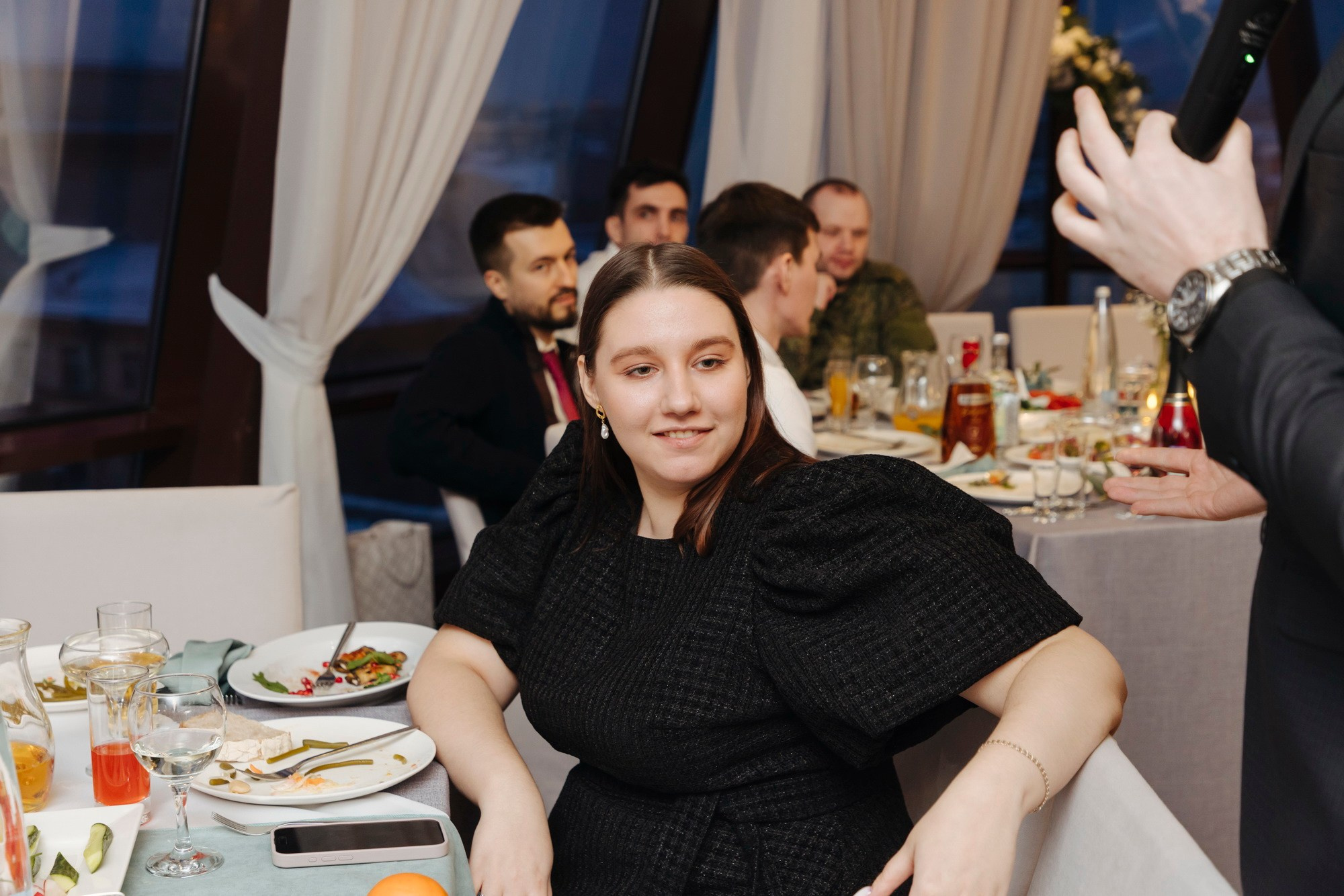 где купить свадебный букет, какой подарок подарить на свадьбу, свадебное платье где купить спб, свадебный салон, актуальные свадебные платья 2025, костюм для жениха, какой ресторан выбрать спб, отель для свадьбы