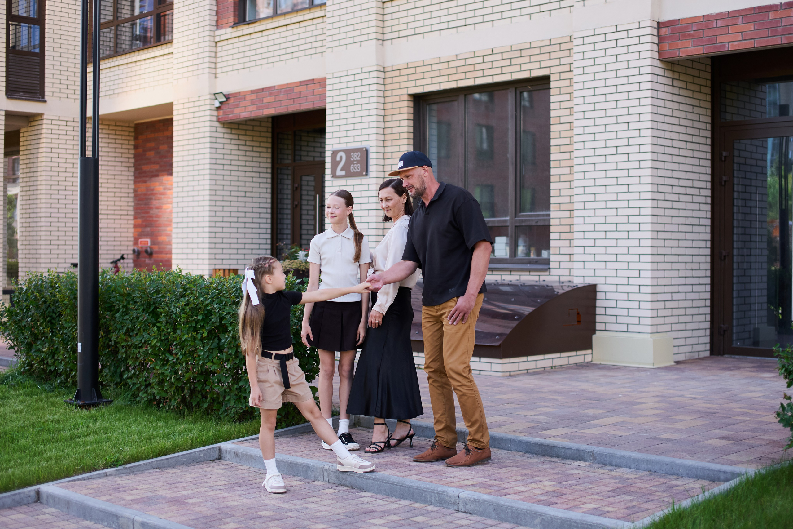 Семейная фотосессия в ЖК Академия для рекламы (Новосибирск). Репортажный и женский фотограф в Новосибирске