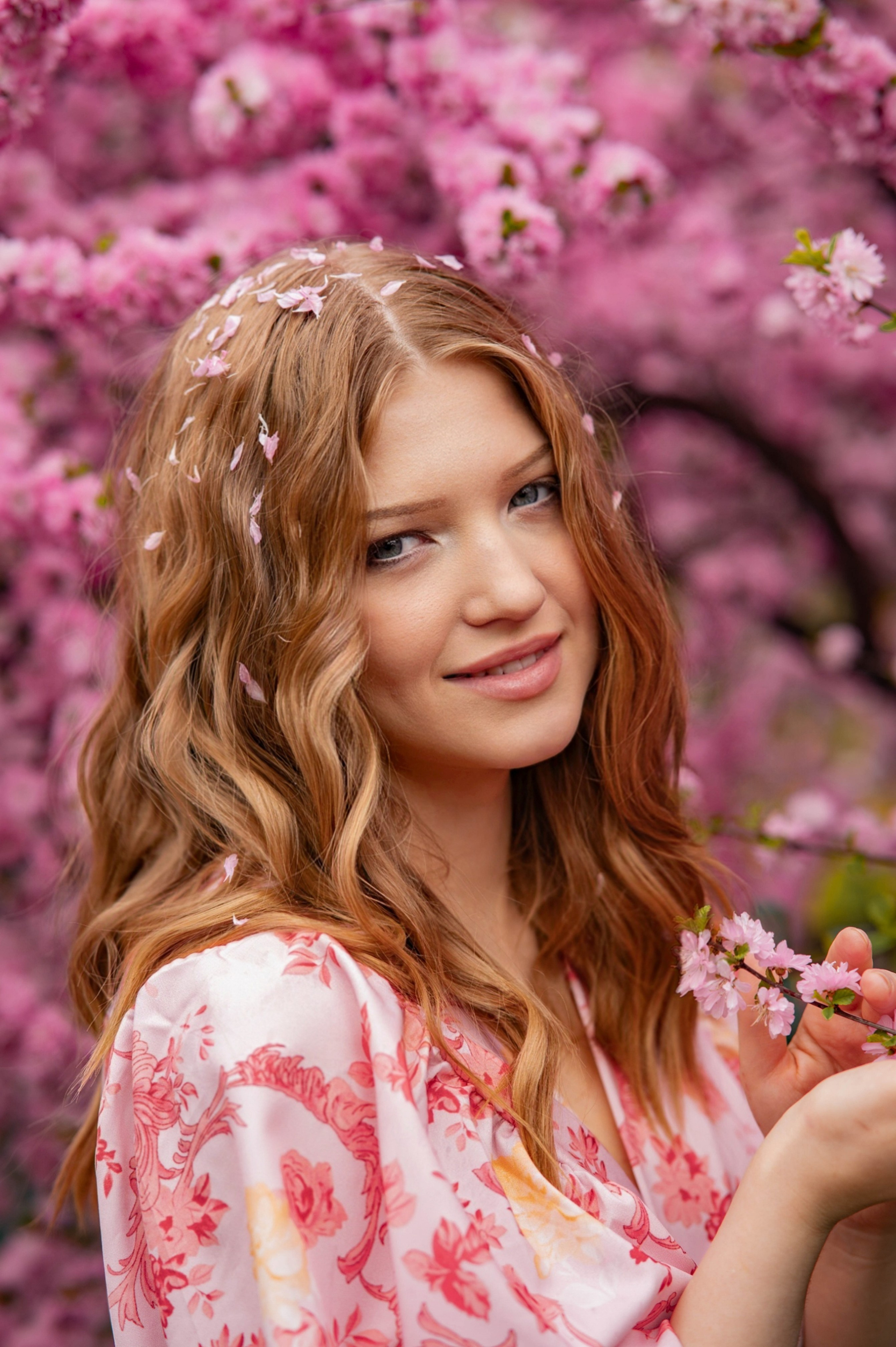 С цветущими деревьями. Семейный и свадебный фотограф в Абакане Юлия Су