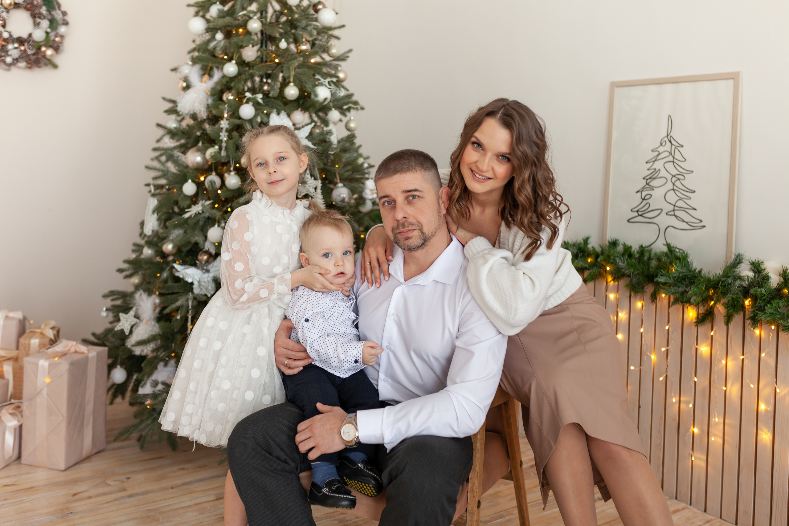 Новогодня фотосессия для Дмитрия, Юлии, Анастасии и Славы. Семейный и женский фотограф, стильный репортаж в г. Новосибирск