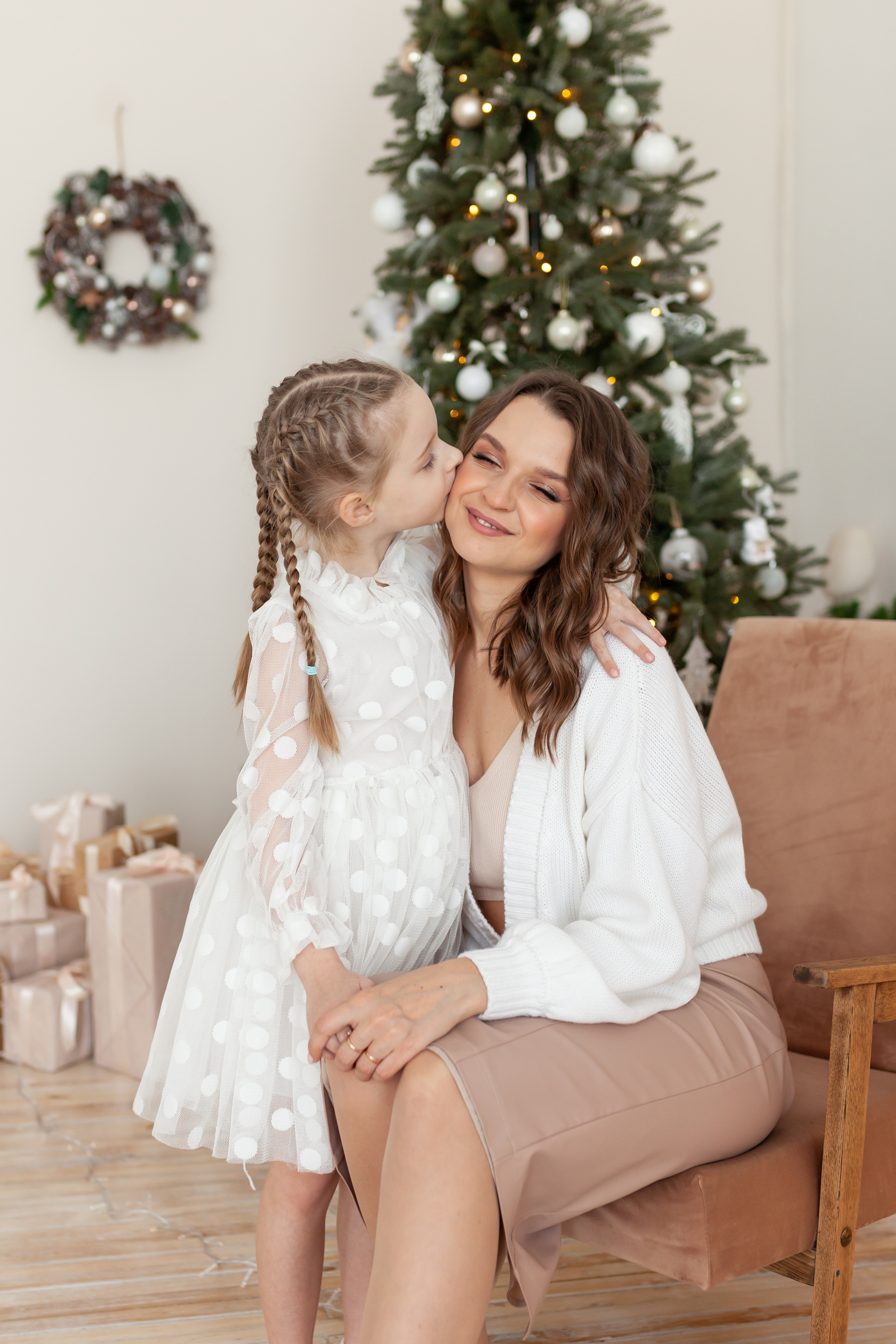 Новогодня фотосессия для Дмитрия, Юлии, Анастасии и Славы. Семейный и женский фотограф, стильный репортаж в г. Новосибирск