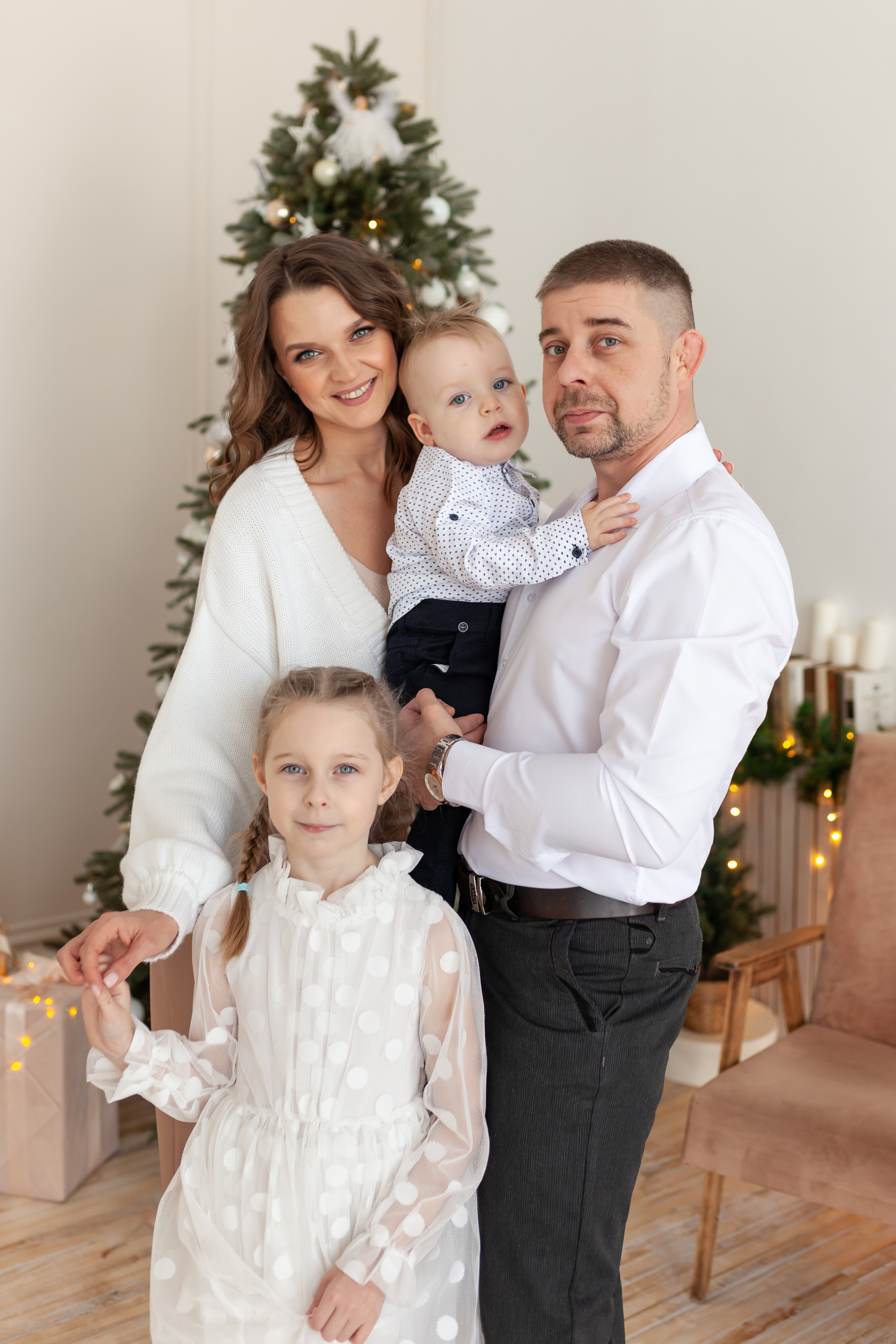 Новогодня фотосессия для Дмитрия, Юлии, Анастасии и Славы. Семейный и женский фотограф, стильный репортаж в г. Новосибирск