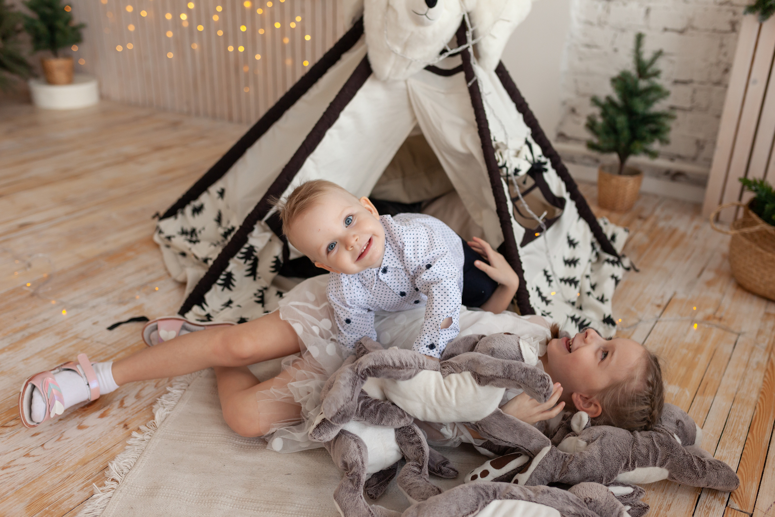 Новогодня фотосессия для Дмитрия, Юлии, Анастасии и Славы. Семейный и женский фотограф, стильный репортаж в г. Новосибирск