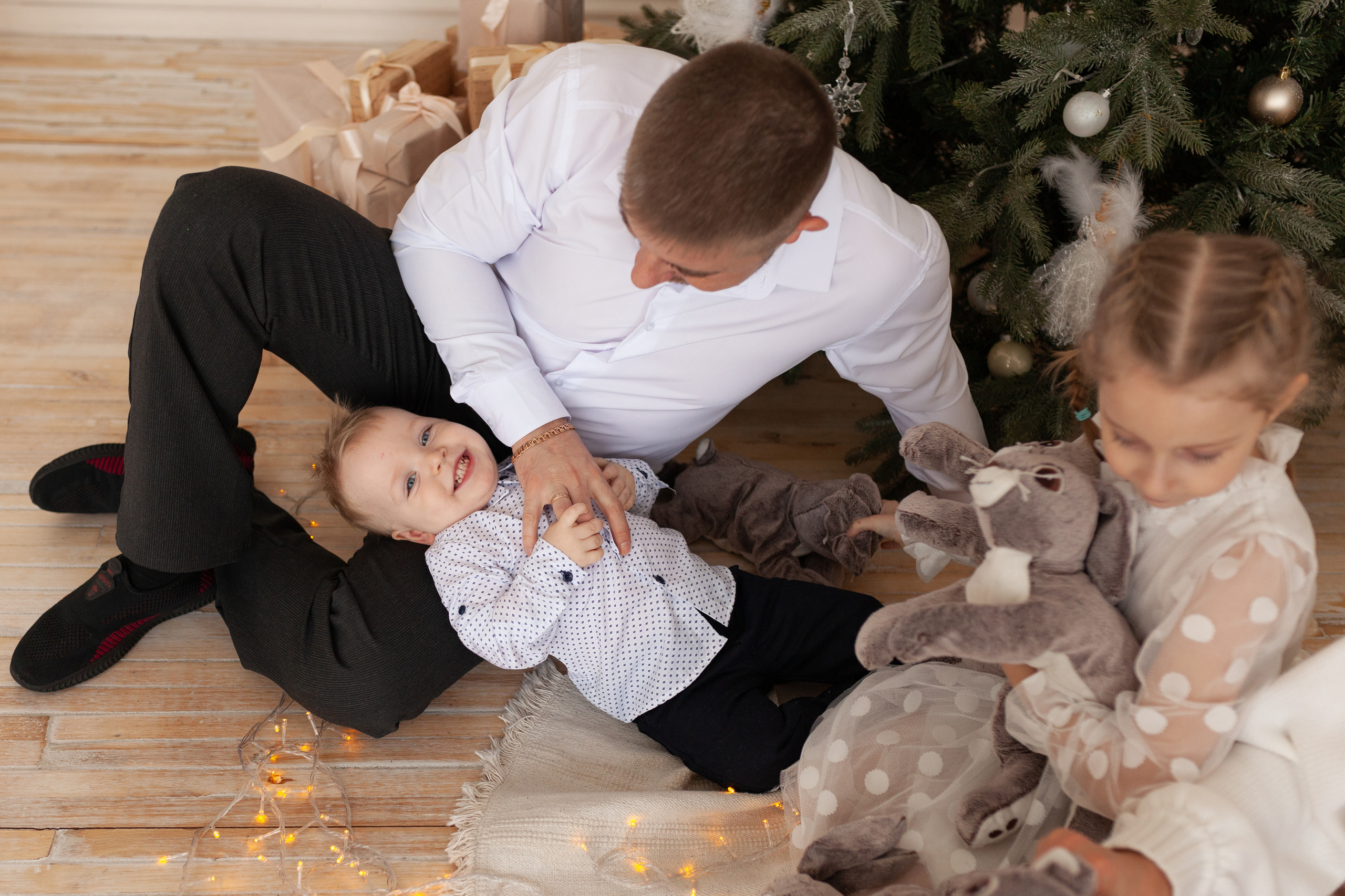 Новогодня фотосессия для Дмитрия, Юлии, Анастасии и Славы. Семейный и женский фотограф, стильный репортаж в г. Новосибирск