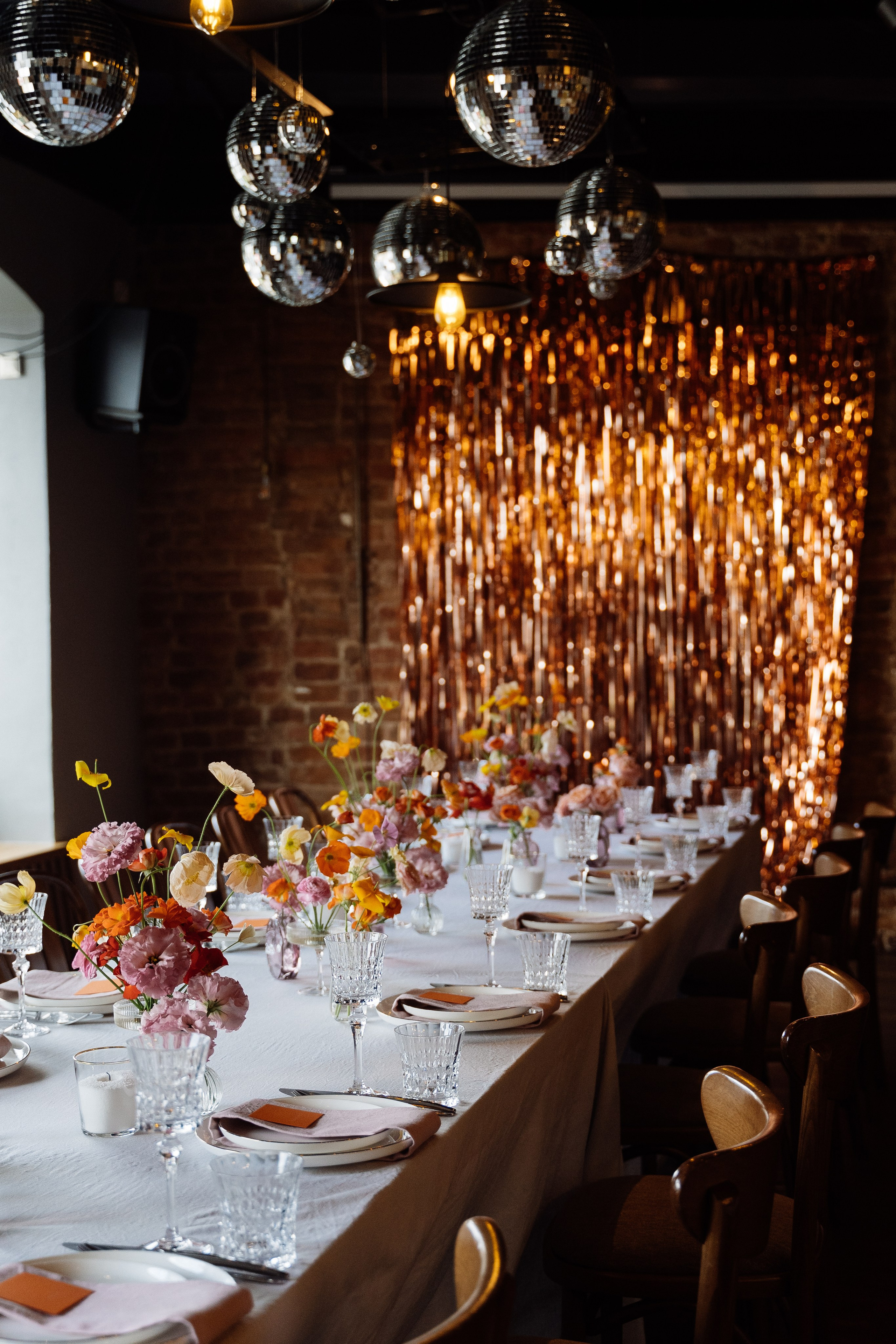 Камерная свадьба на фонтанке в сезонах. Свадебный фотограф организатор в Санкт-Петербурге Ассоль Опарина