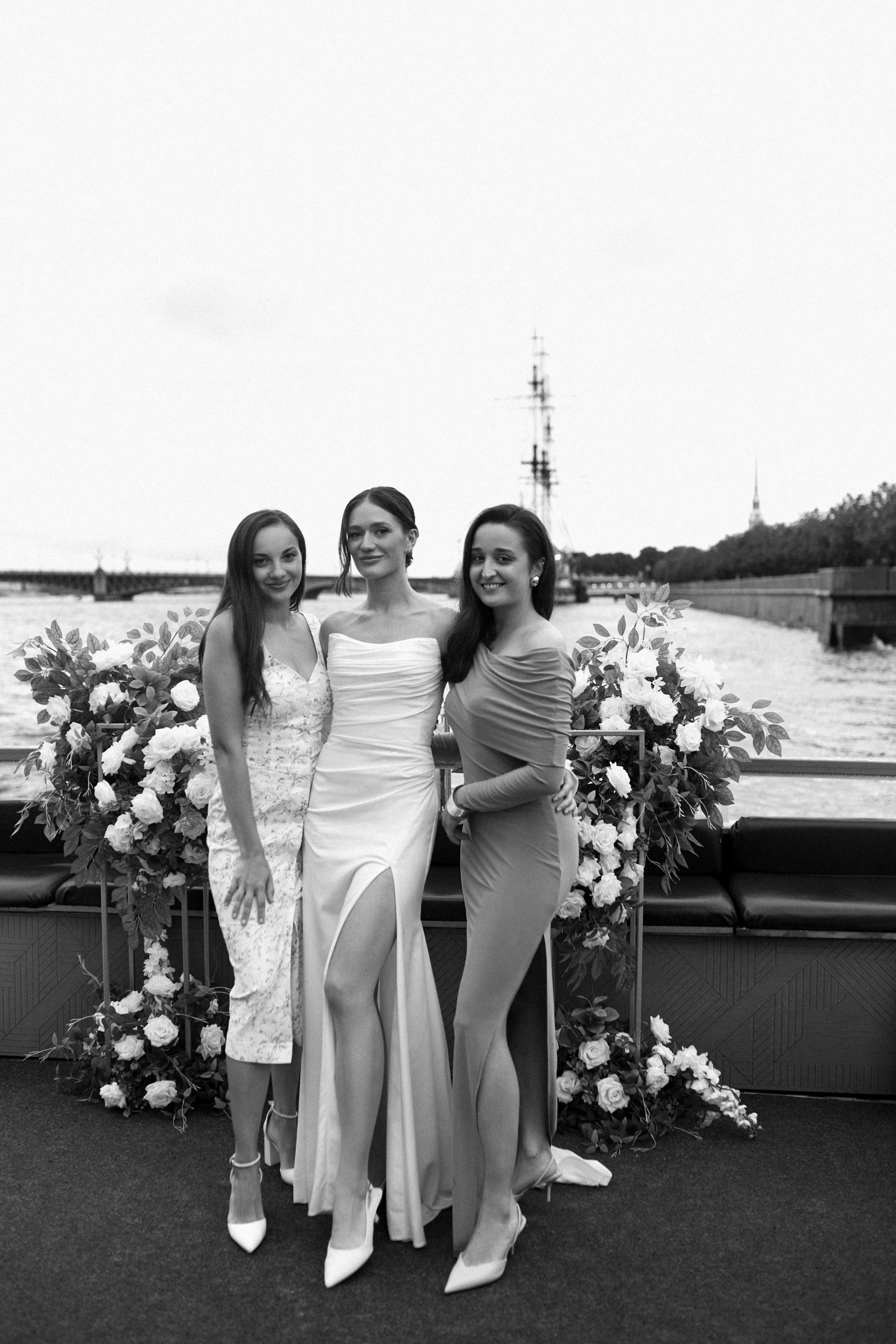 Свадьба в Питере на катере. Сестры Карабаза. Фотографы и ретушеры в Москве и Санкт-Петербурге
