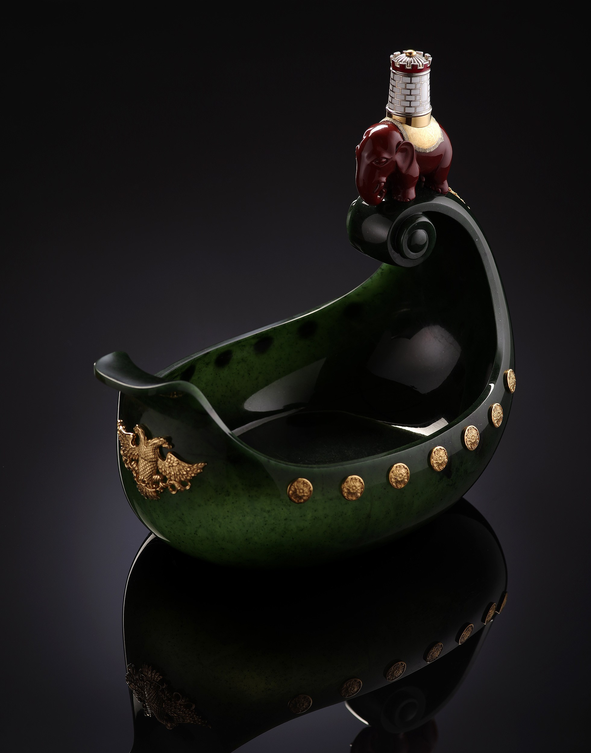 Камнерезные изделия. Предметная фотосъемка антиквариата, ювелирных украшений, камнерезных изделий, картин, предметов искусства и коллекционных предметов