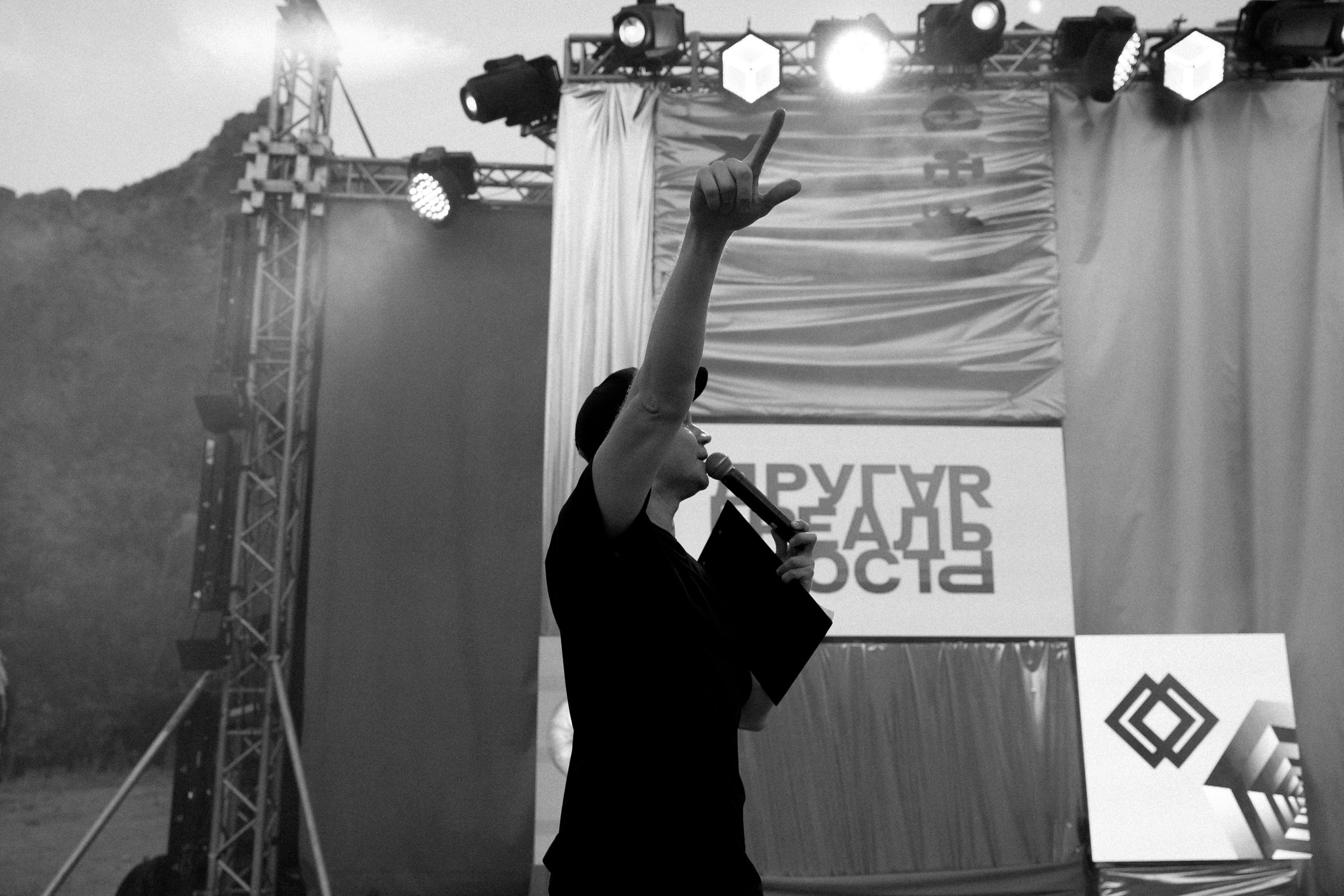 Здравствуйте! Я свадебный фотограф из Ульяновска, работаю в том числе по всей России и с выездом за границу. Снимаю свадьбы, lovestory, корпоративы, светский репортаж. Провожу обучение по фотографии, мастер-классы и воркшопы для других фотографов.