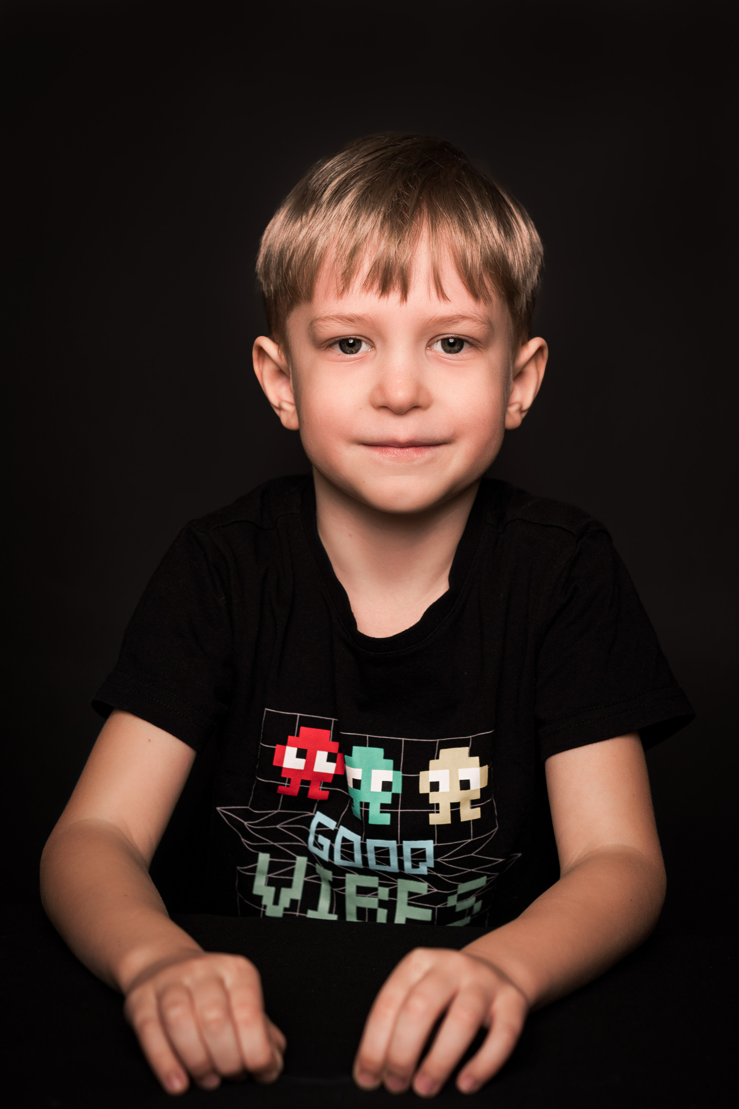 Детский сад, портреты на чёрном фоне. Фотограф Шунова Саша