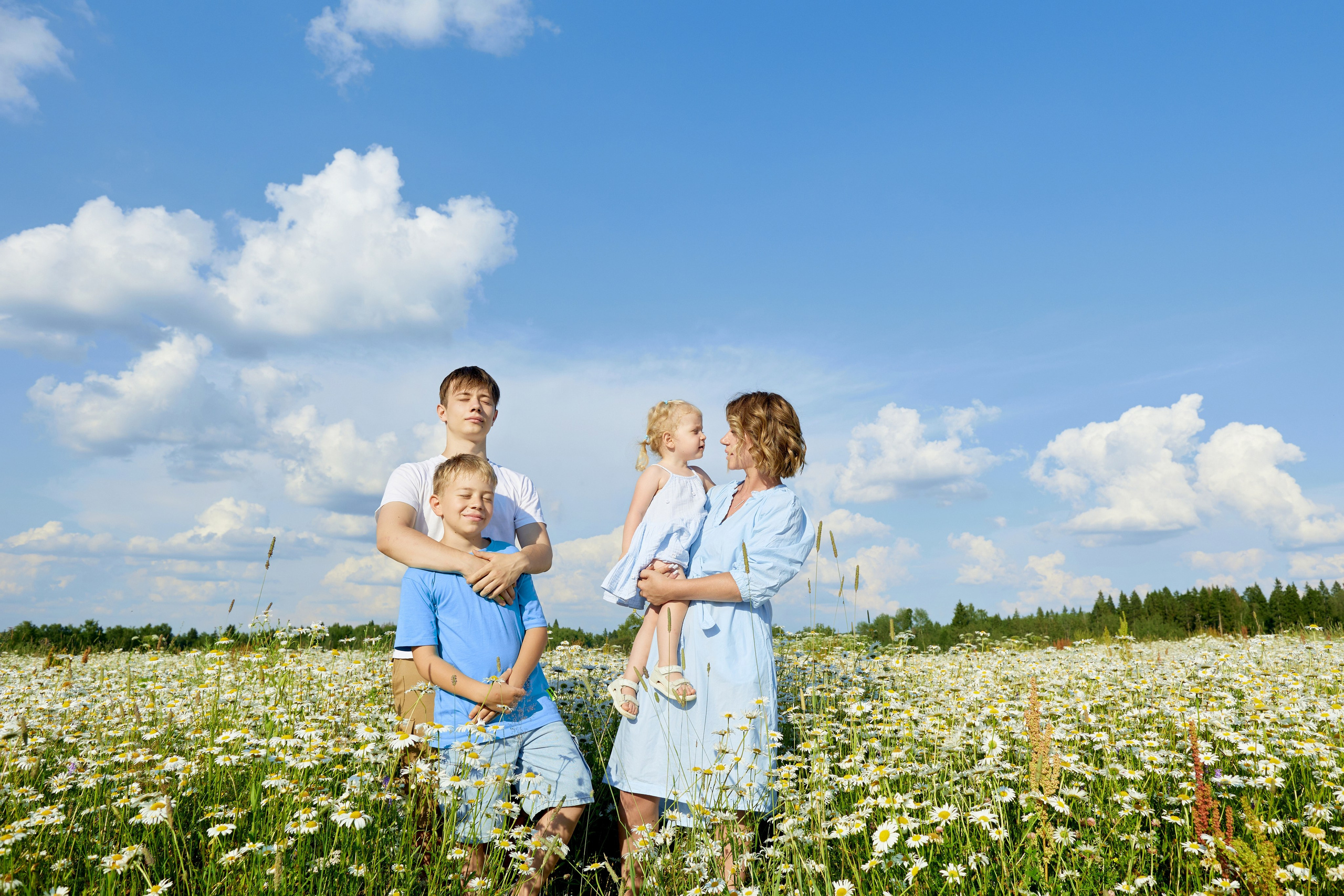 Семейная фотосессия в ромашках. Семейный и свадебный фотограф в Москве Пушкино Элеонора Янбухтина
