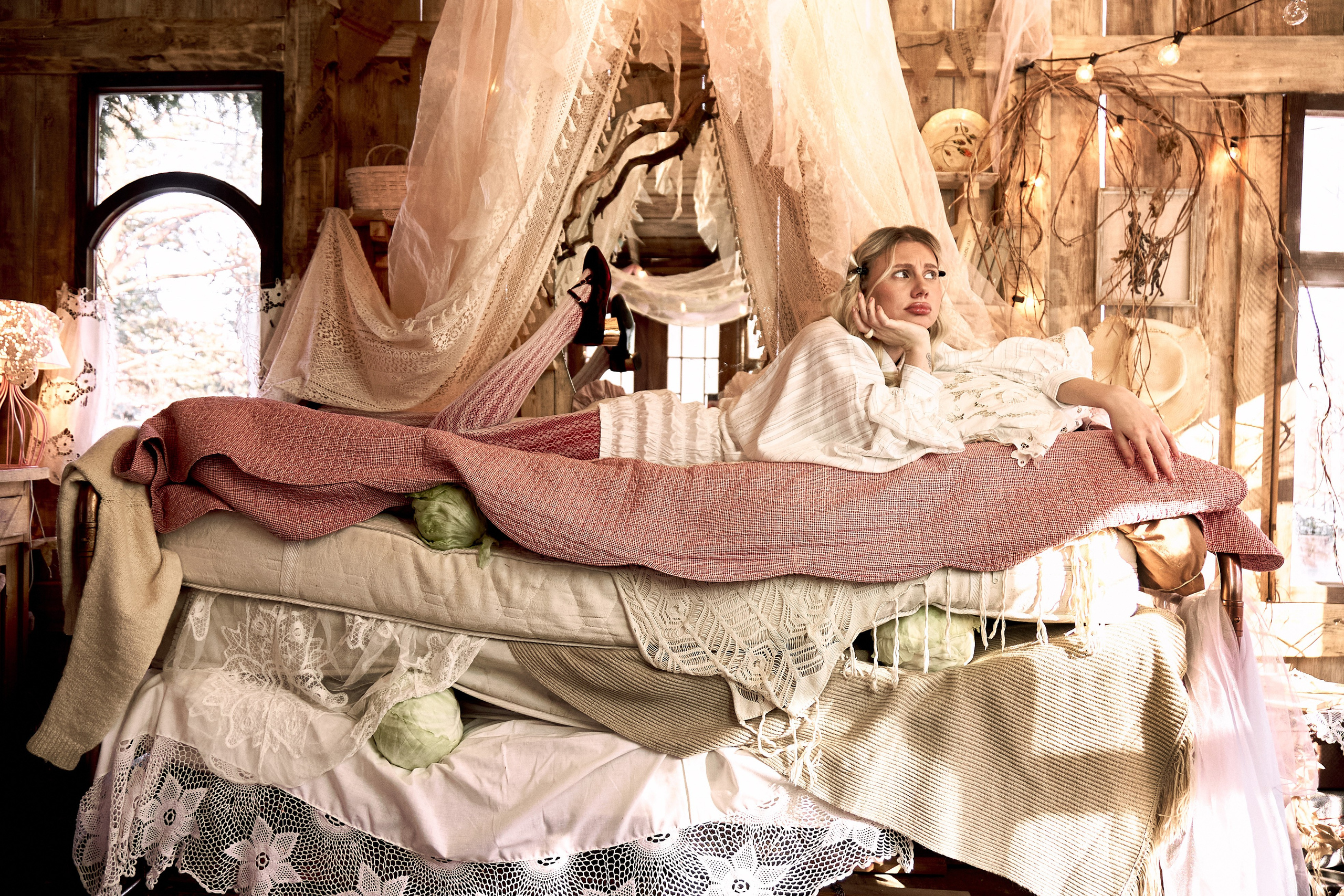 Домик на Дереве с Сеновалом — Локация в стиле Бохо/Прованс для волшебных фотосессий в Екатеринбурге. Фотостудия «Зачарованный Сад» в 20 минутах от центра Екатеринбурга
