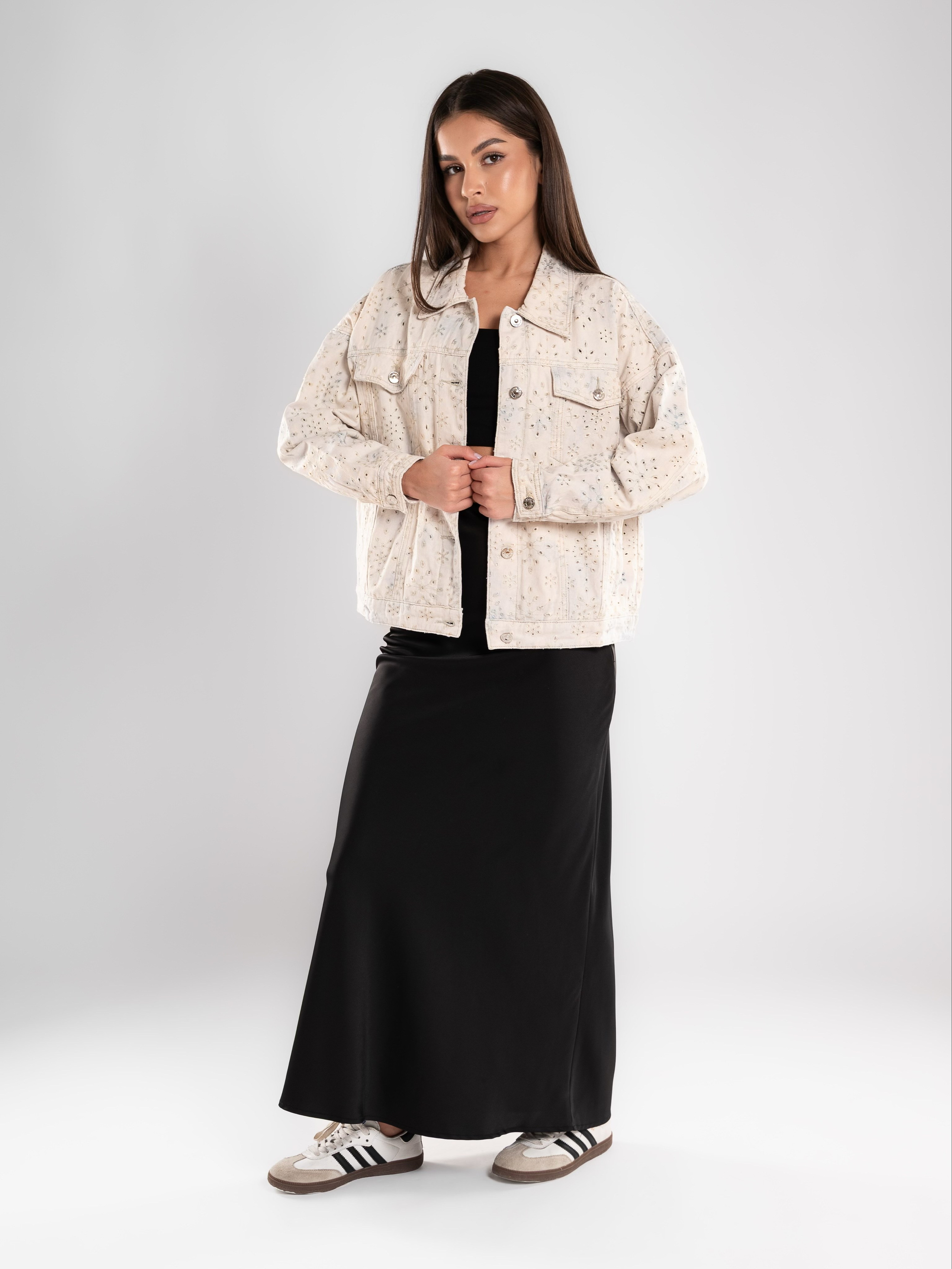 Джинсовые куртки на 2х моделях. Предметный фотограф, фото для маркетплейсов Пятигорск, КМВ