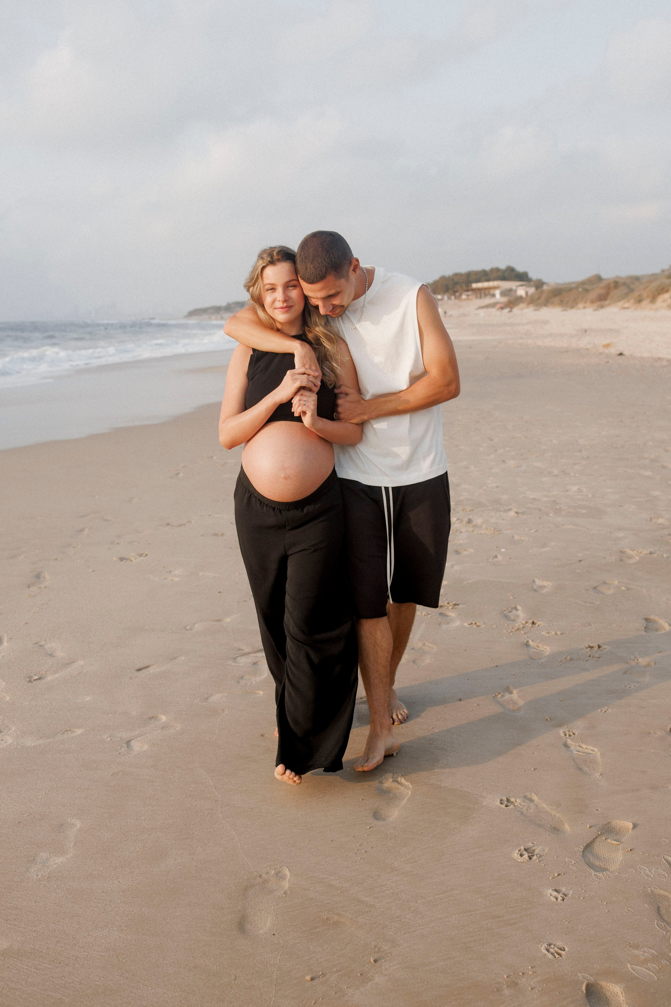 Pregnancy photoshoot near the sea (cloudy weather). Главная