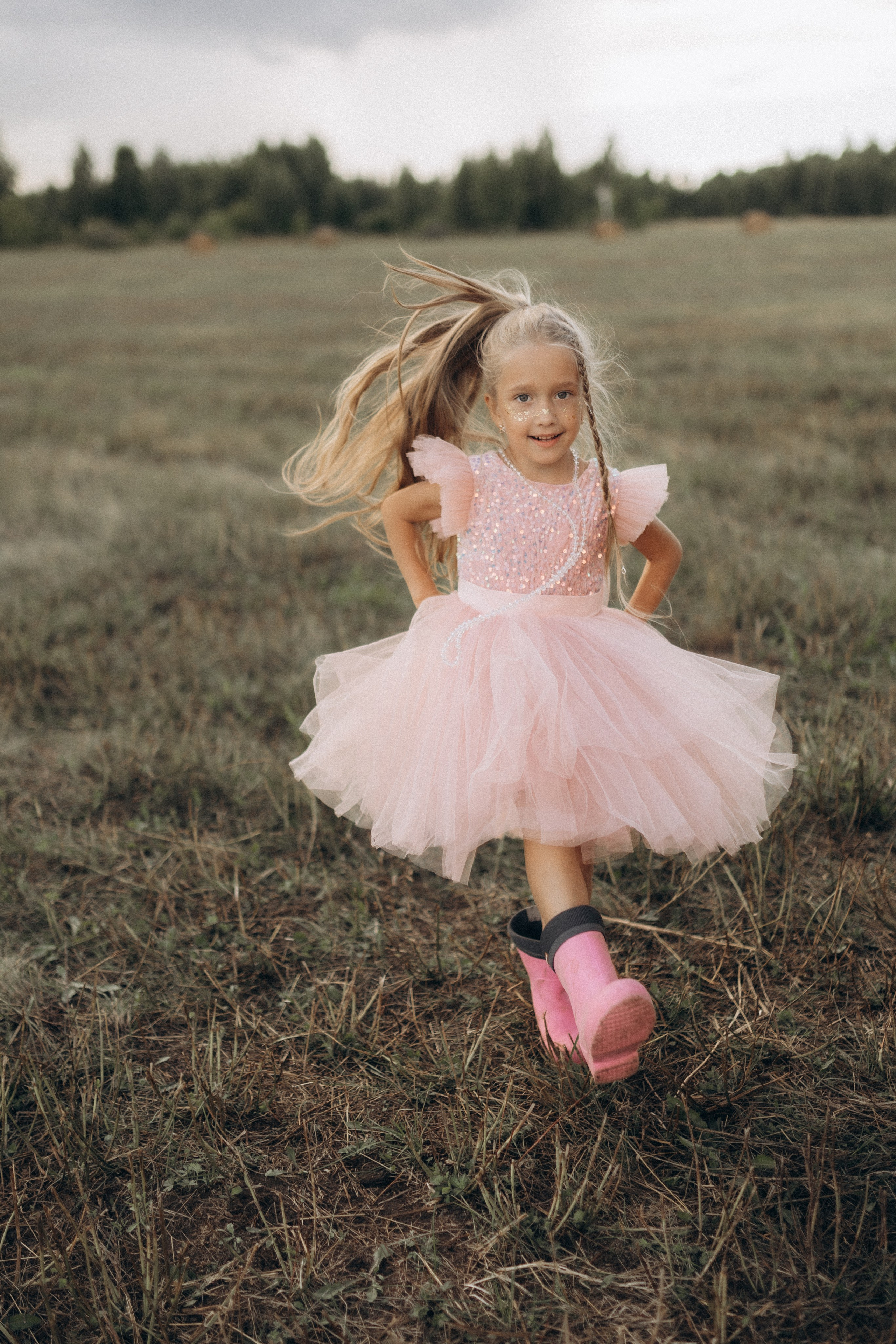 Вика и Миша на сене. Семейный фотограф lifestyle в Новосибирске Елена Шпилевая