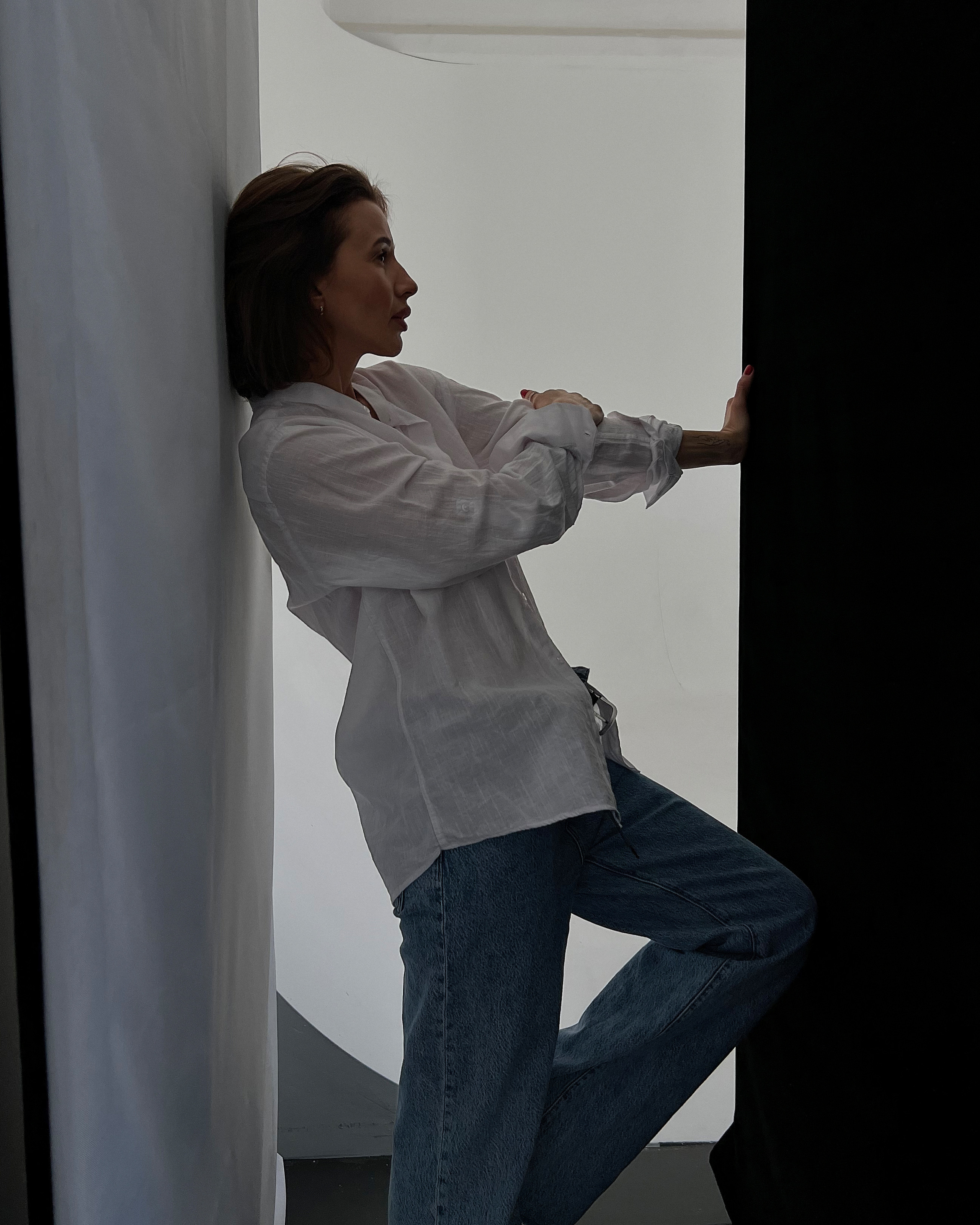 Чёрно-белый туннель, профиль девушки, задумчивая атмосфера.