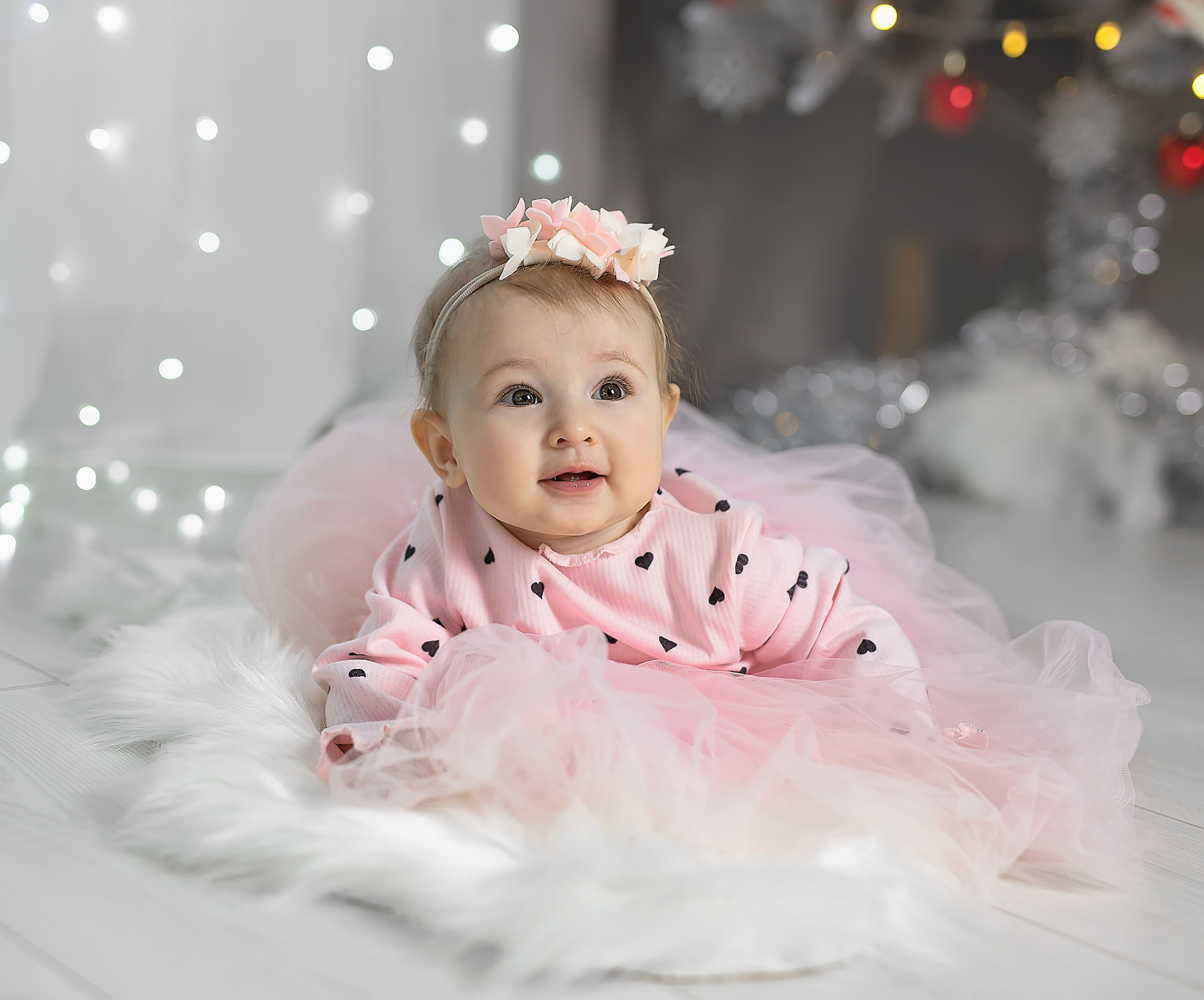  Принцесса лежит и улыбается.