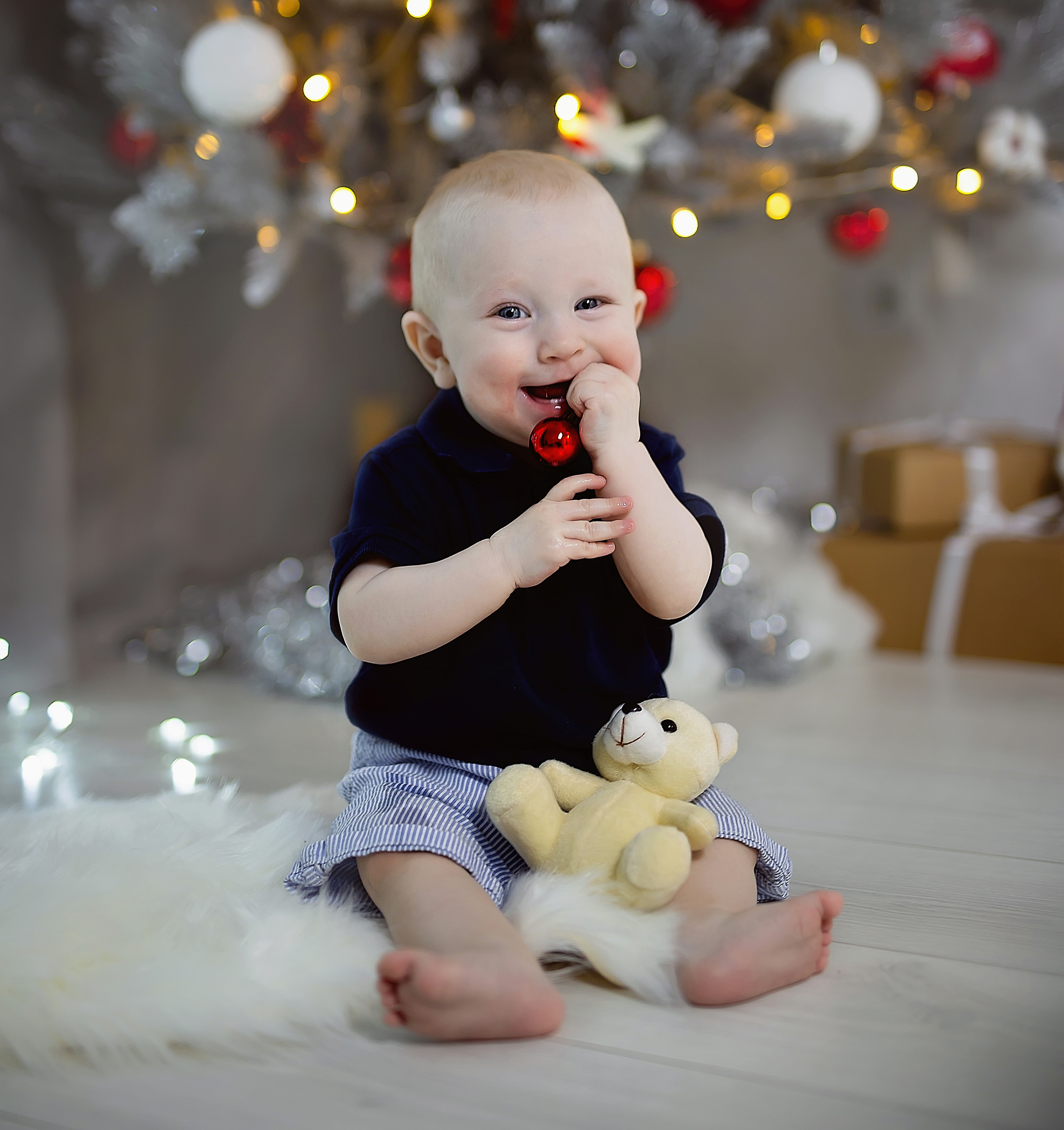 Маленький мальчик смотрит в камеру и улыбается