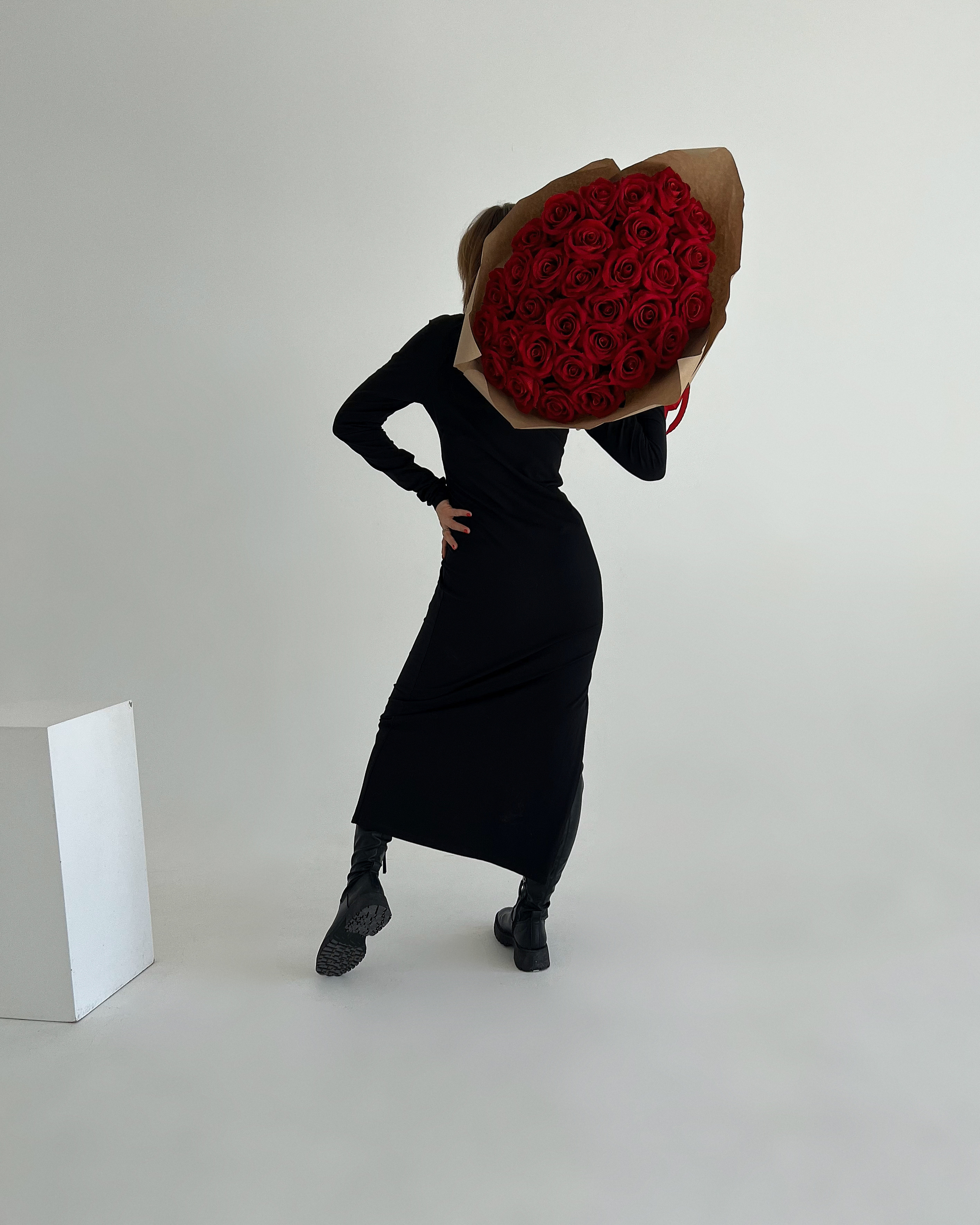 Силуэт девушки в обтягивающем платье на белом фоне.