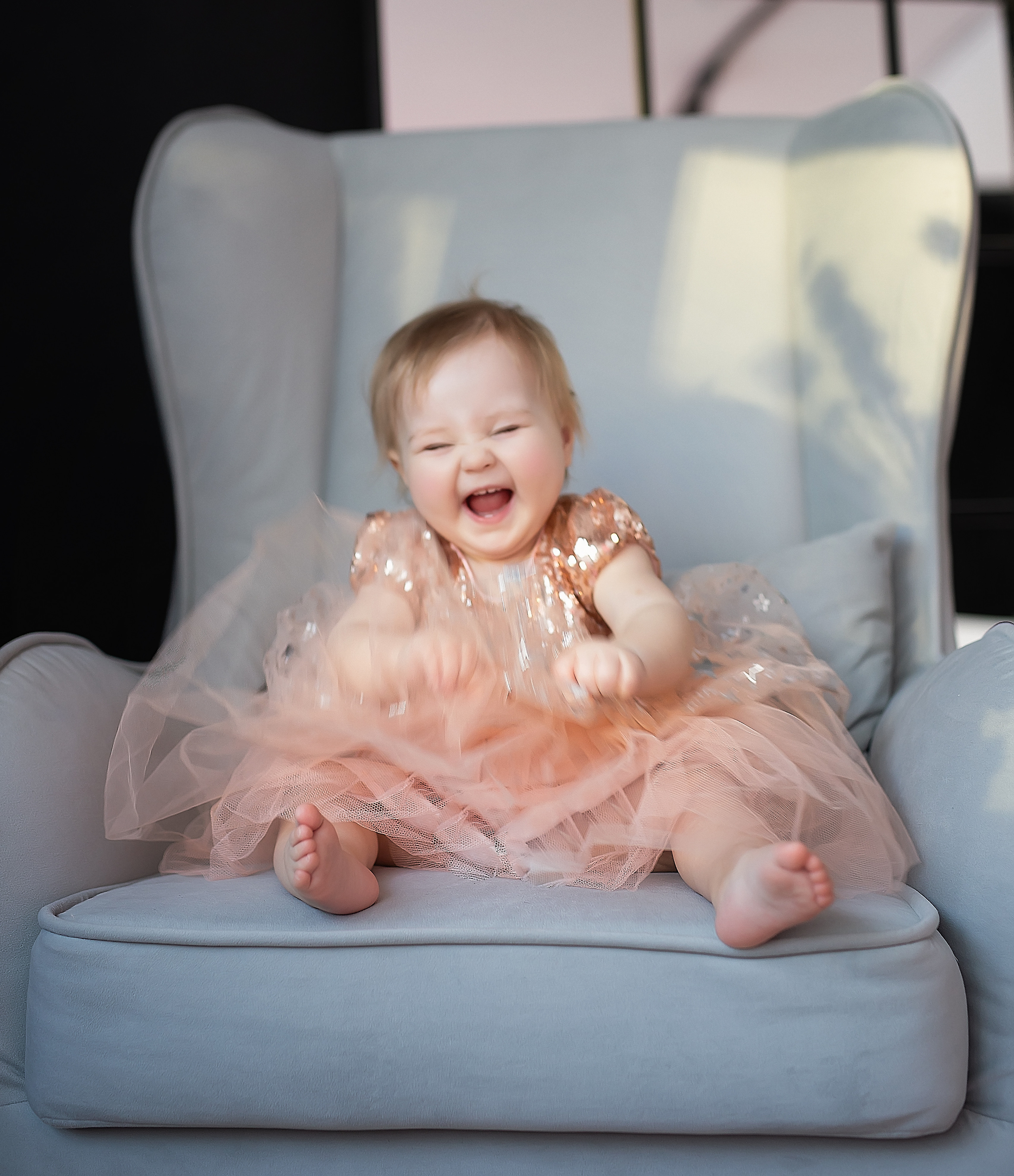 Утра была добрая девочка сидела на кресле и смеялась теребила свое пышное платье персикового цвета.