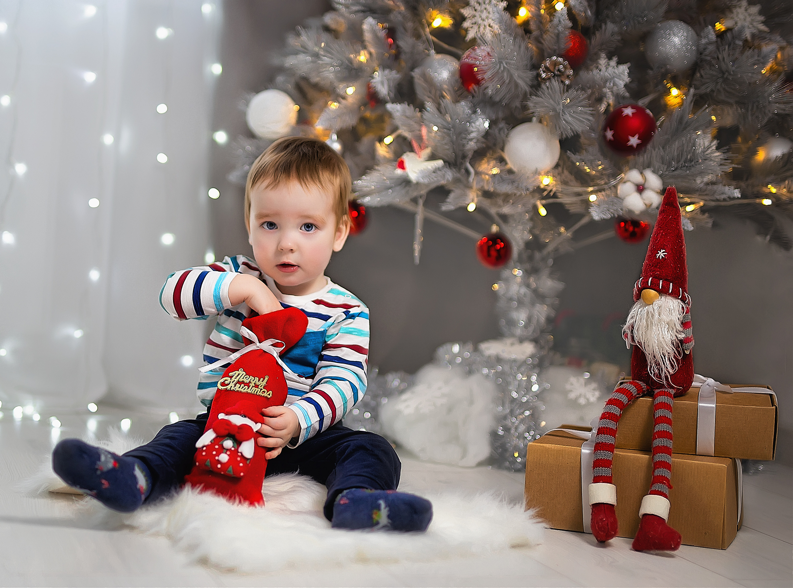 Кирилл пытается достать из мешочка бутылку вина.