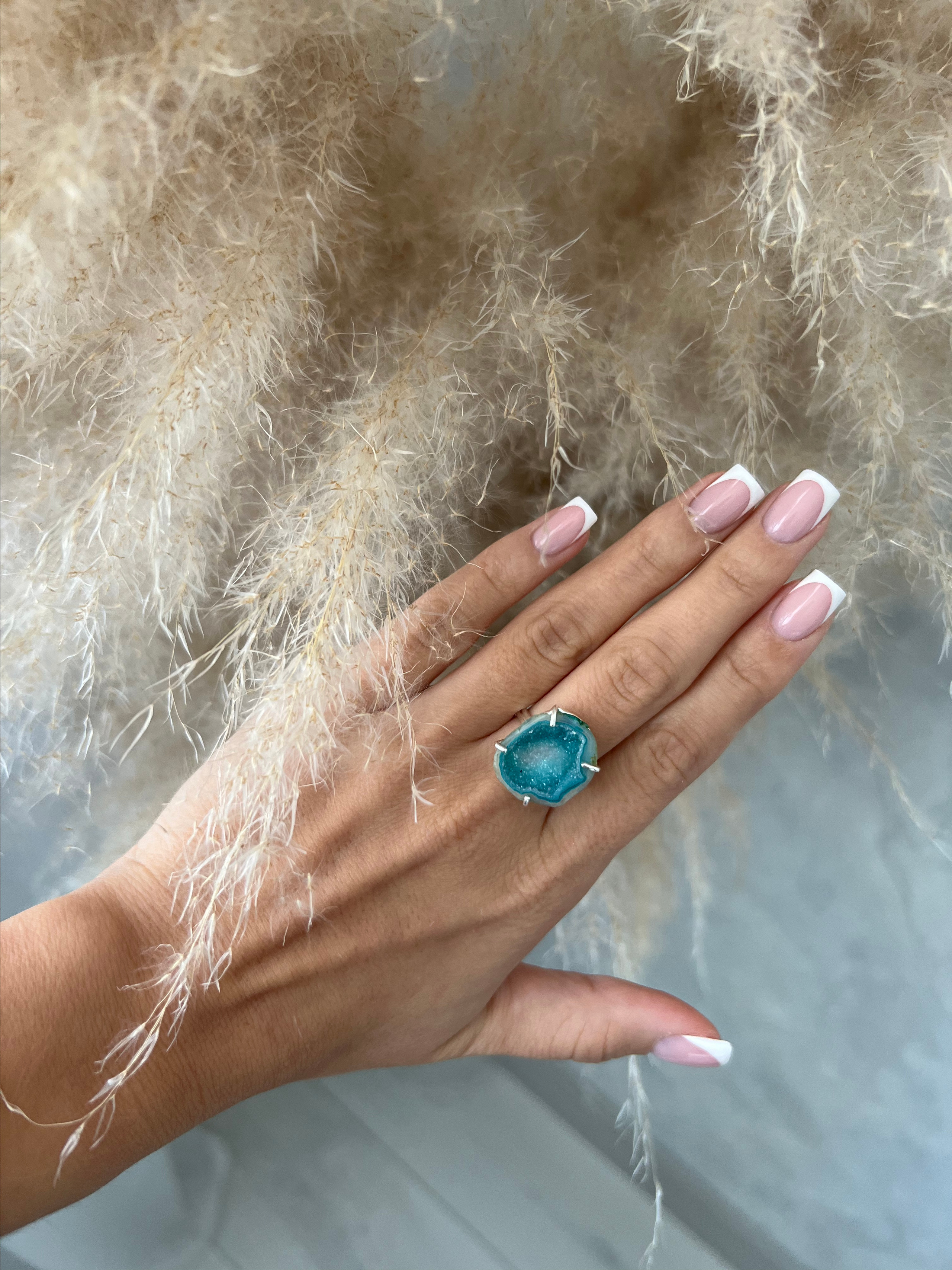 Маленький срез Агата на среднем пальце руки с французским маникюром