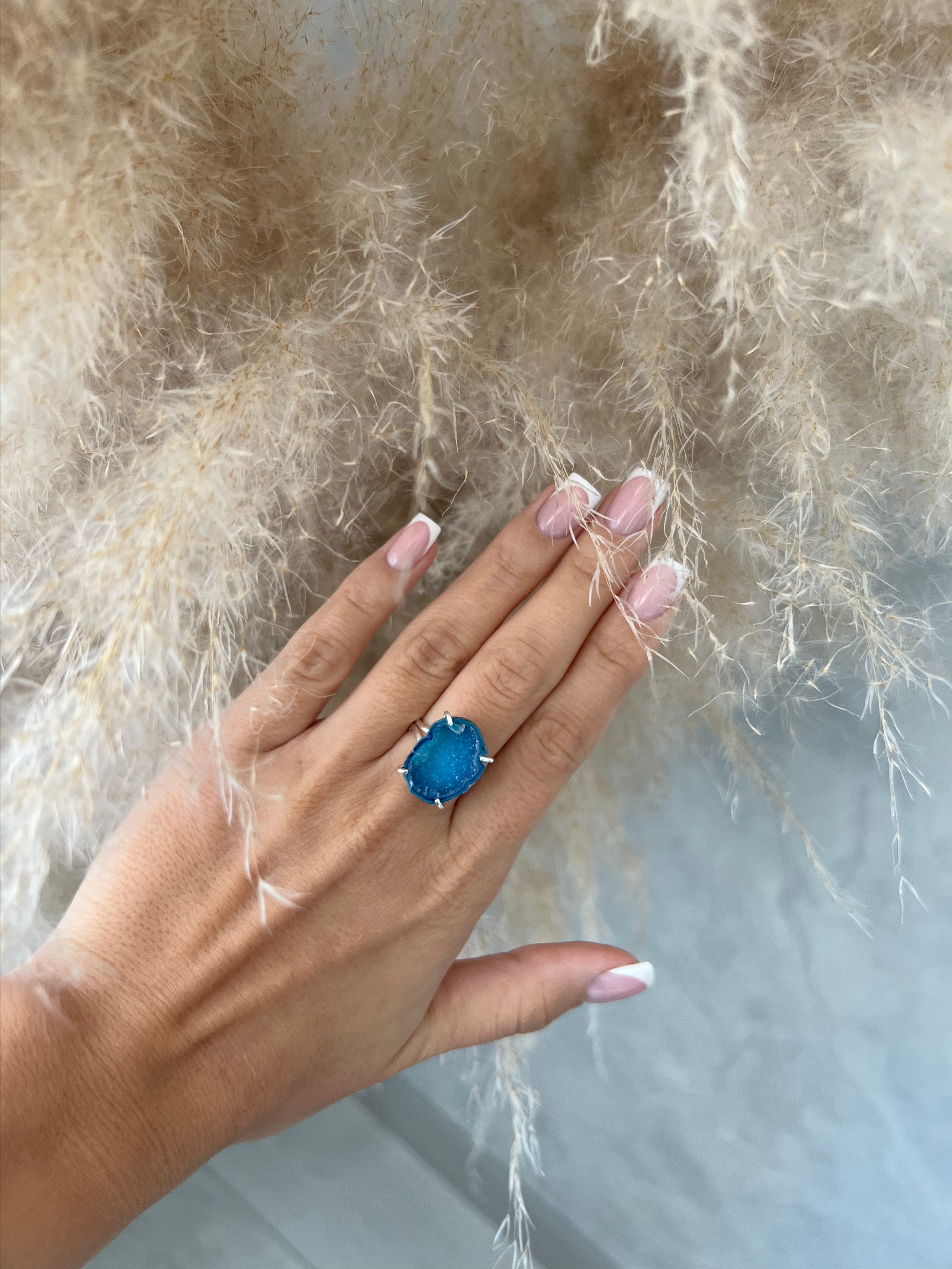 Красивый маникюр дополняет голубое кольцо