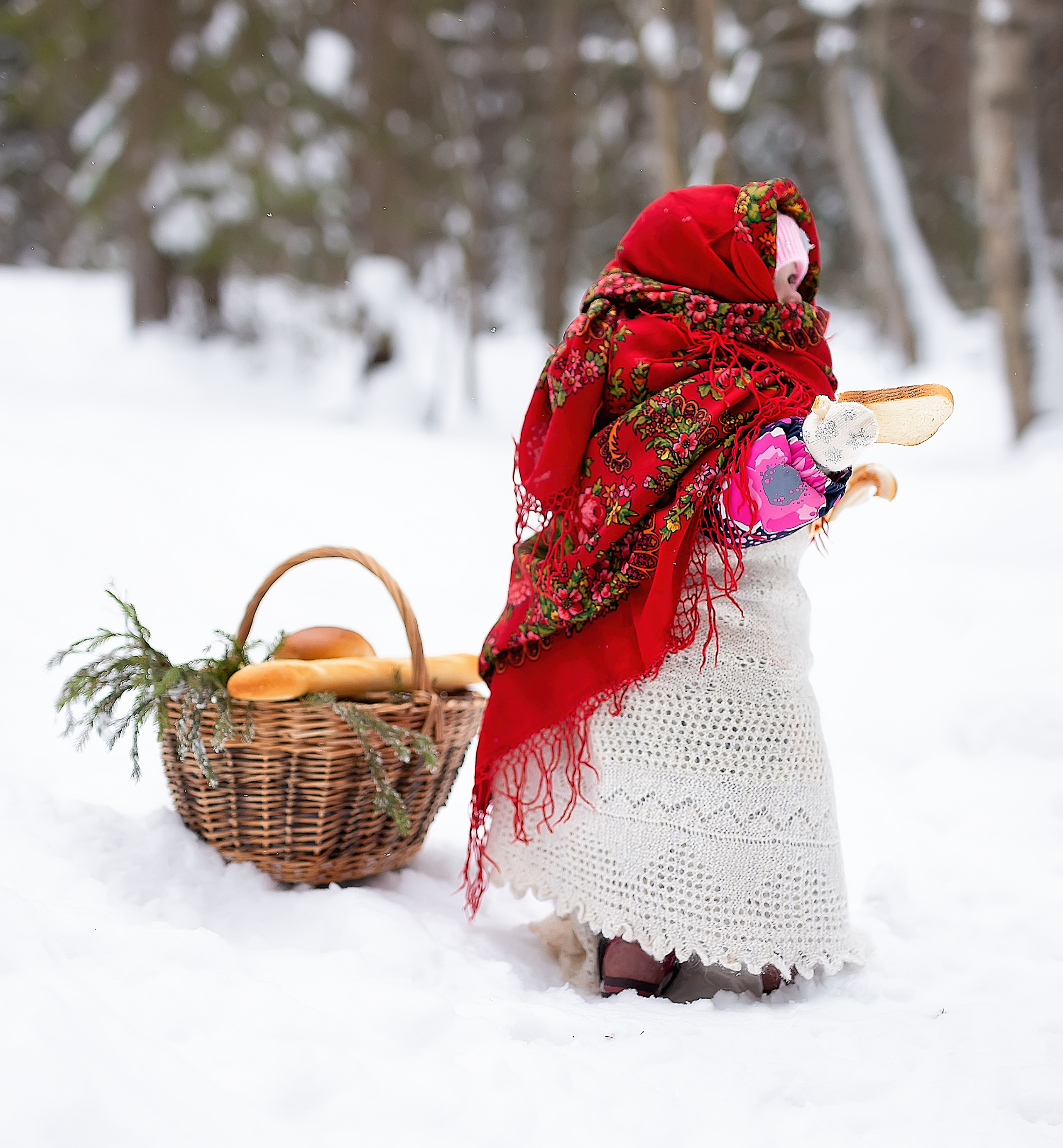 Корзина наполнена вкусным хлебом. Сказочная атмосфера. Хочешь попробовать?