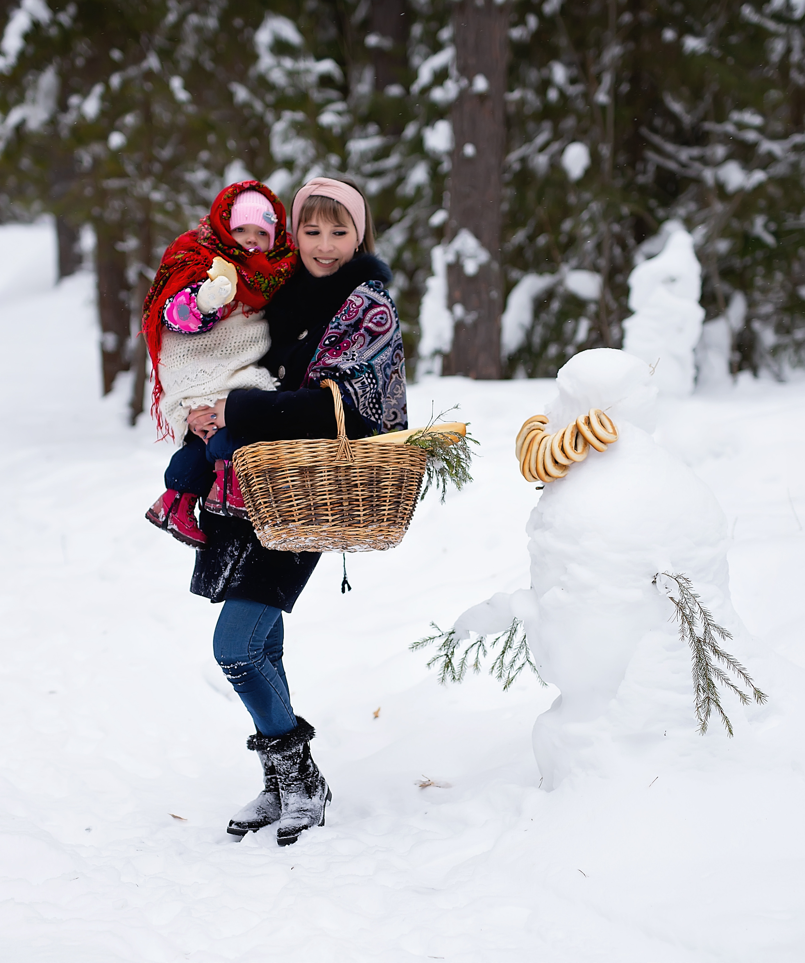 Слепили снеговика и надели на него бублики, вместо рук сделали ветки.