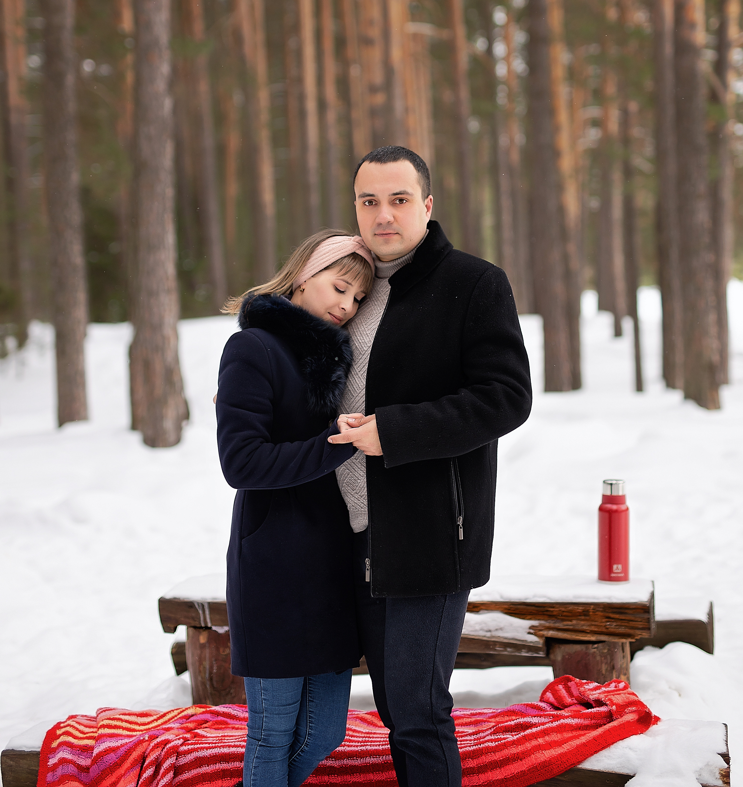 Лав стори фотосессия двух влюблённых зимой в сосновом бару. 