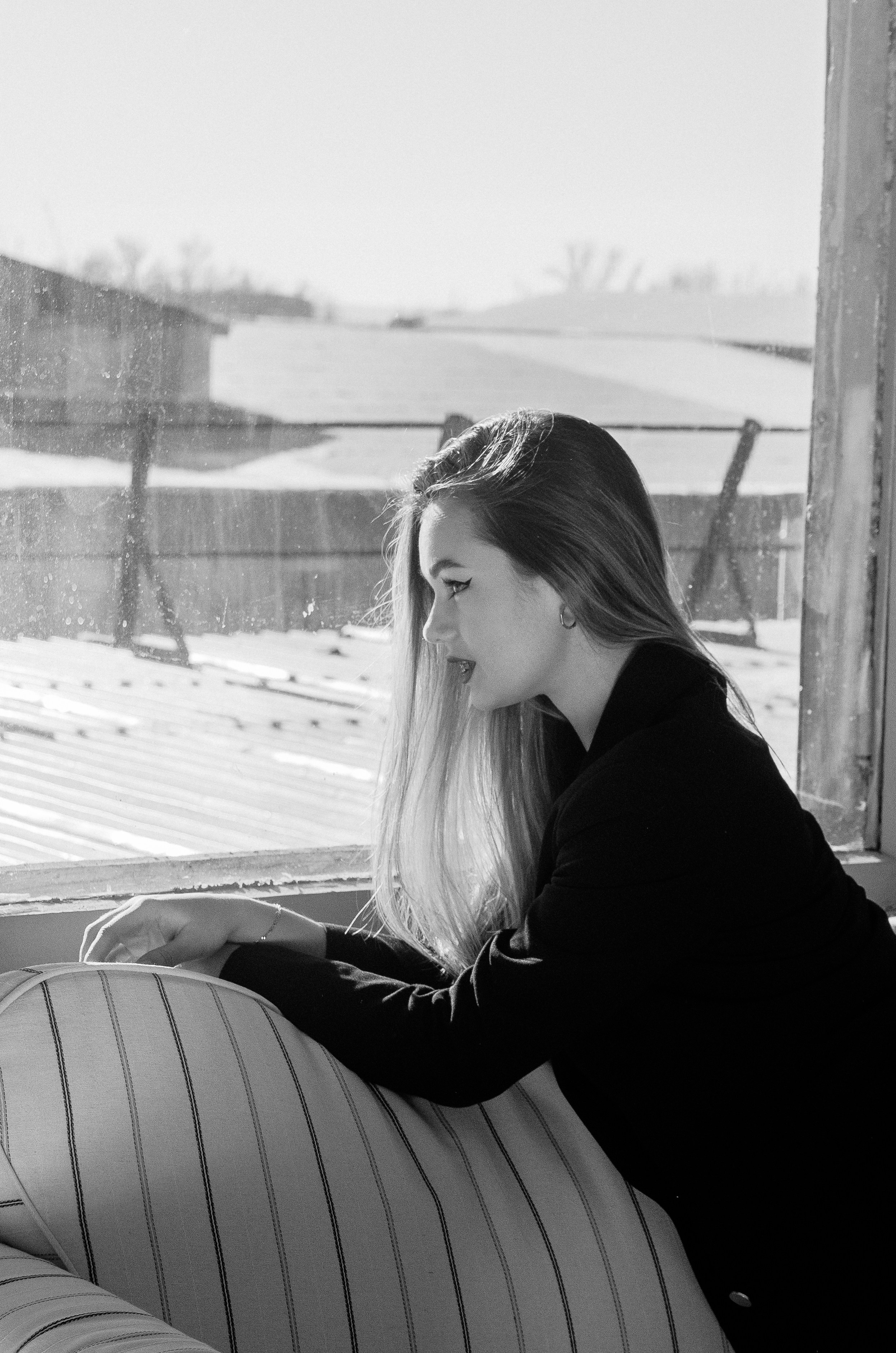 Женская фотосессия в стиле минимализм. Денисова Аля — фотограф для парных съемок и индивидуальных историй в Барнауле