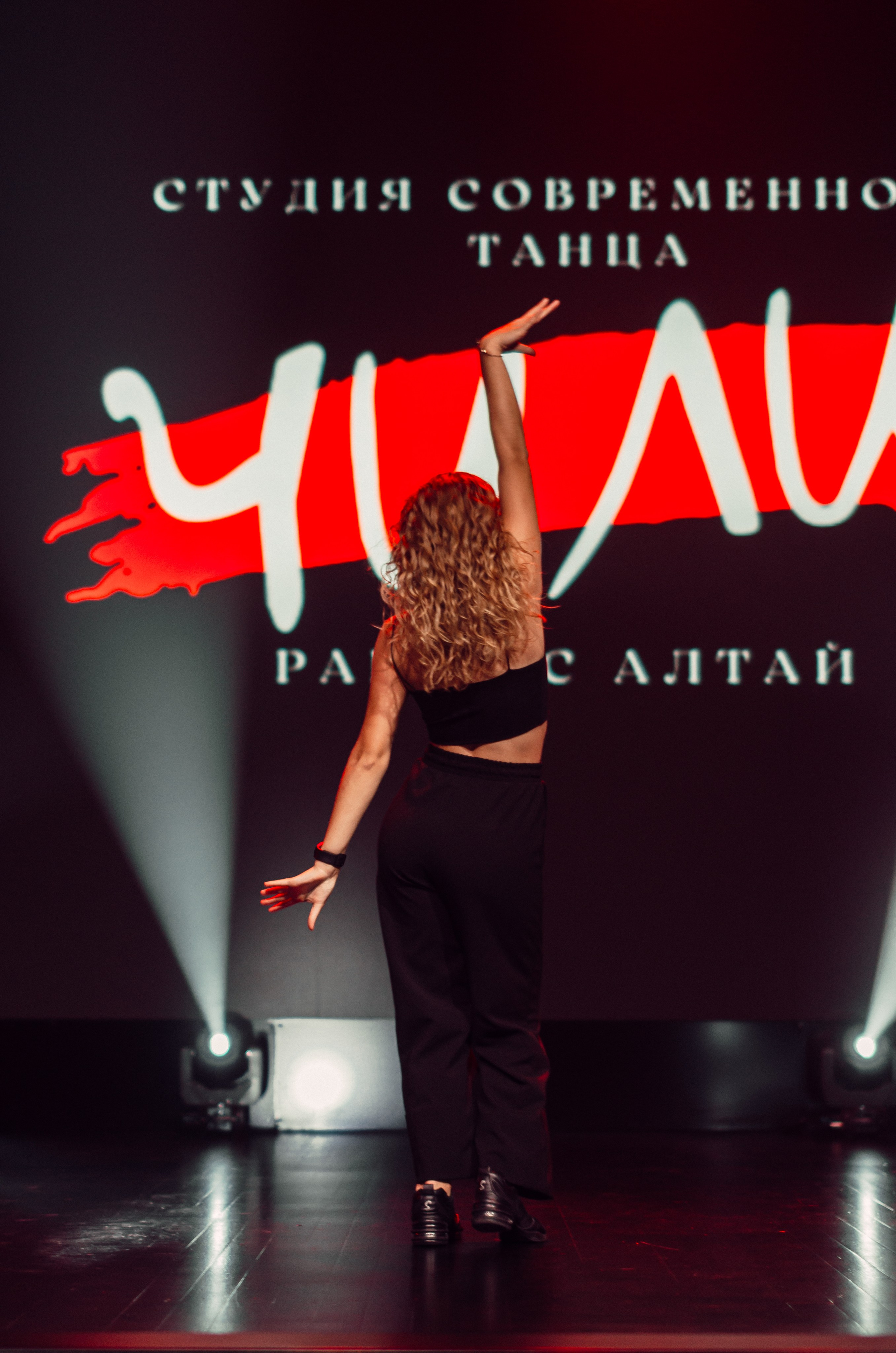 Групповая фотосъемка танцевального коллектива. Денисова Аля — фотограф для парных съемок и индивидуальных историй в Барнауле