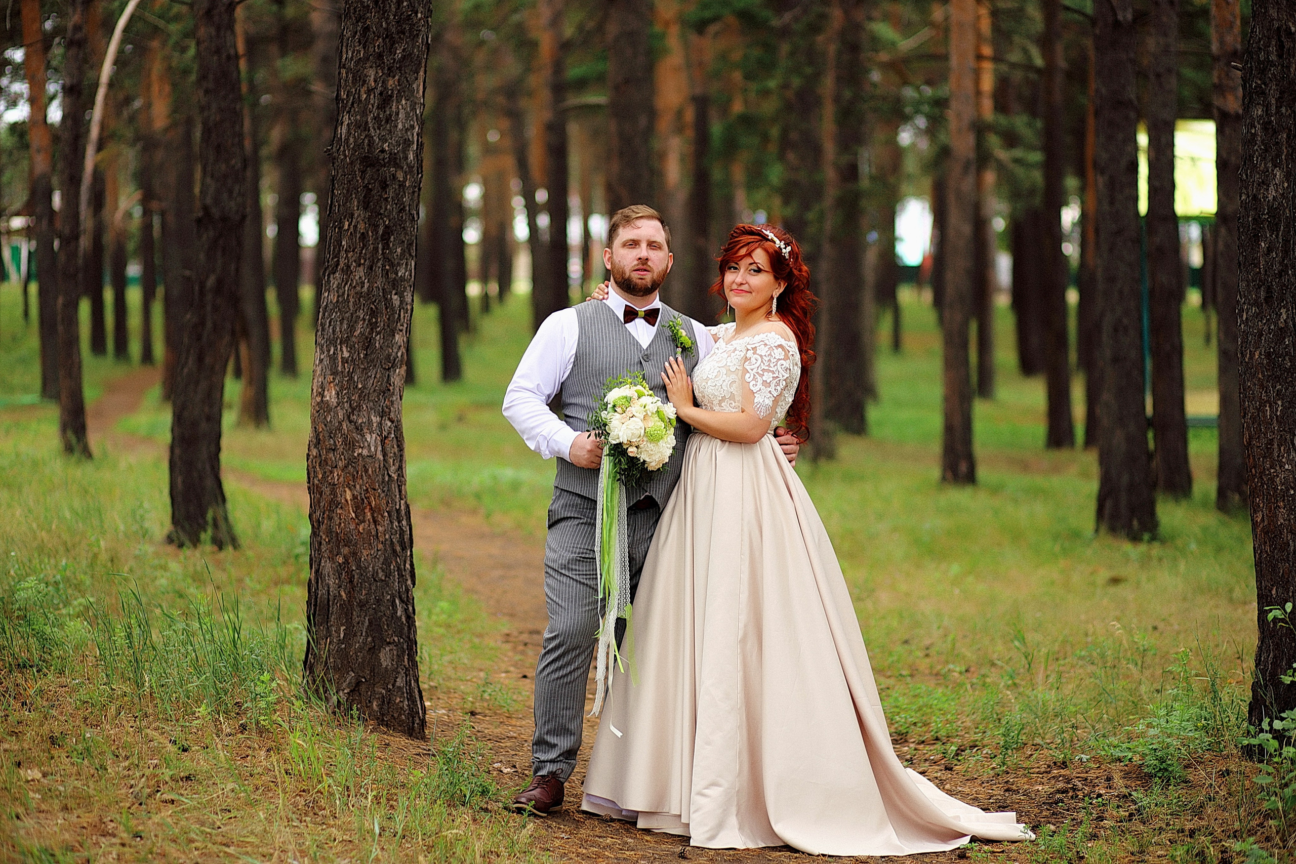 Красивая пара в лесу, летние фотосессии