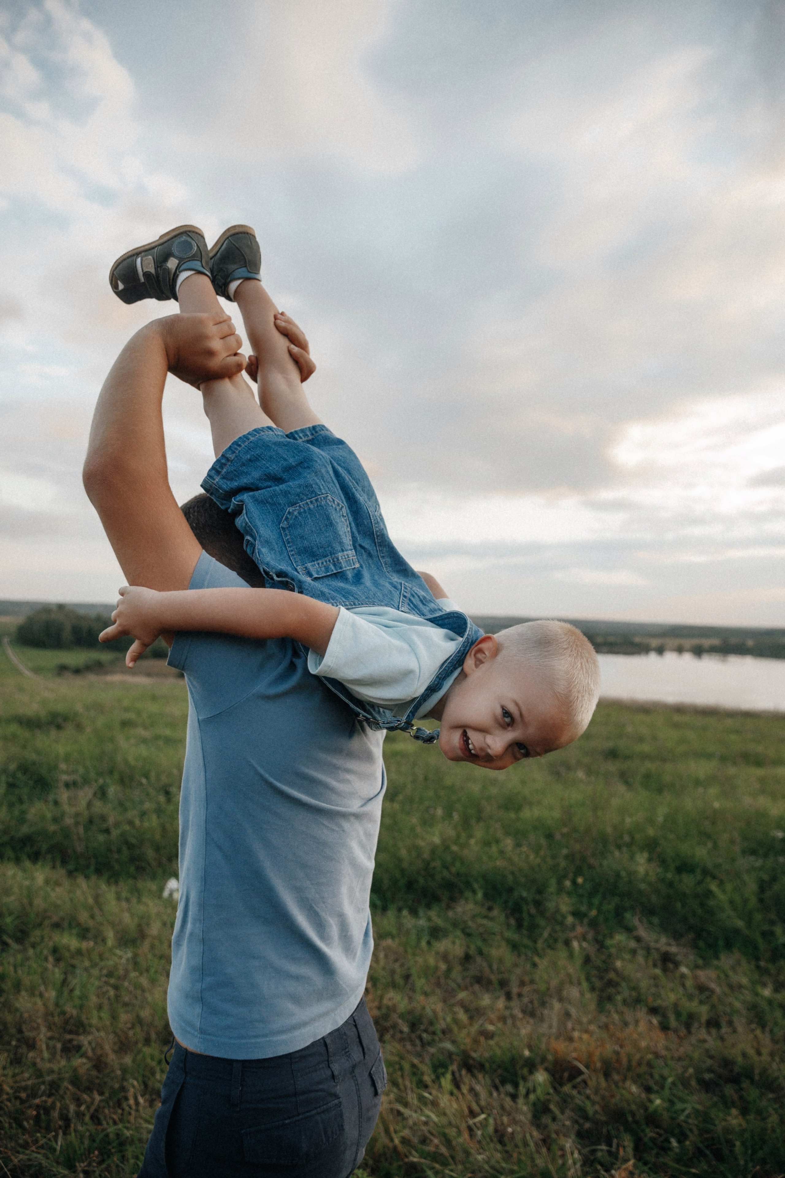 Портреты семьи в поле, теплые атмосферные фото Владимир