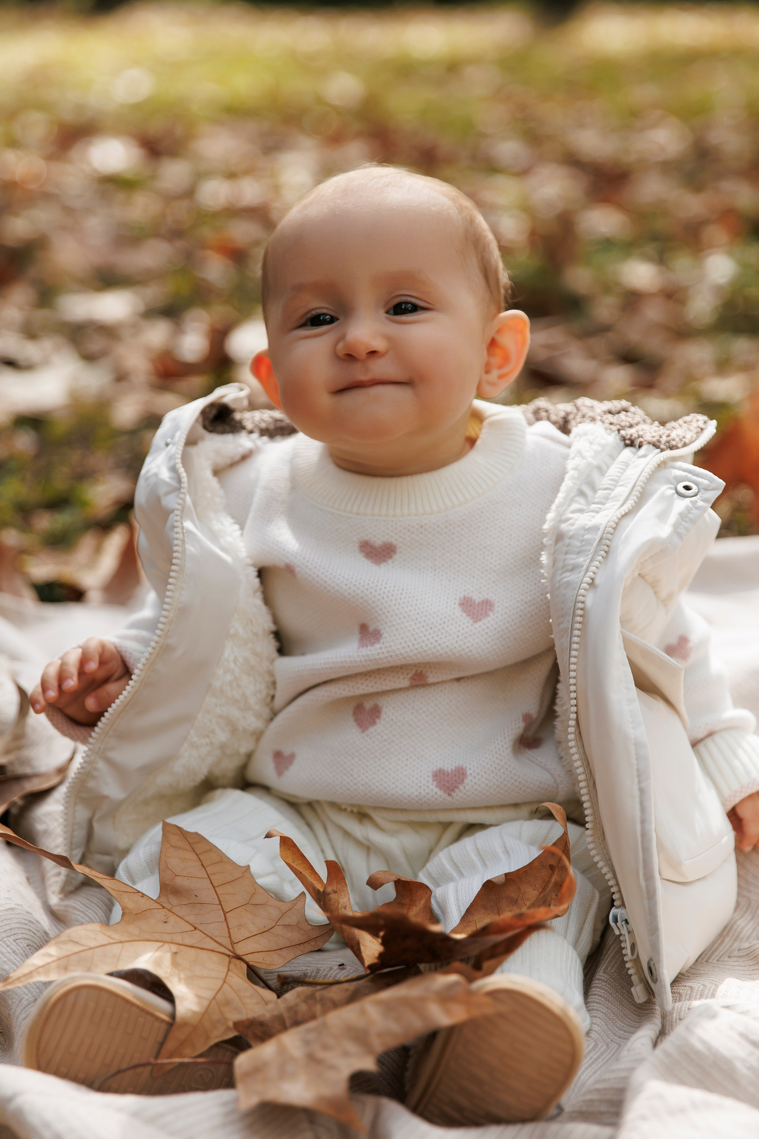 «Embracing Autumn: A Family Adventure Amidst Golden Leaves»