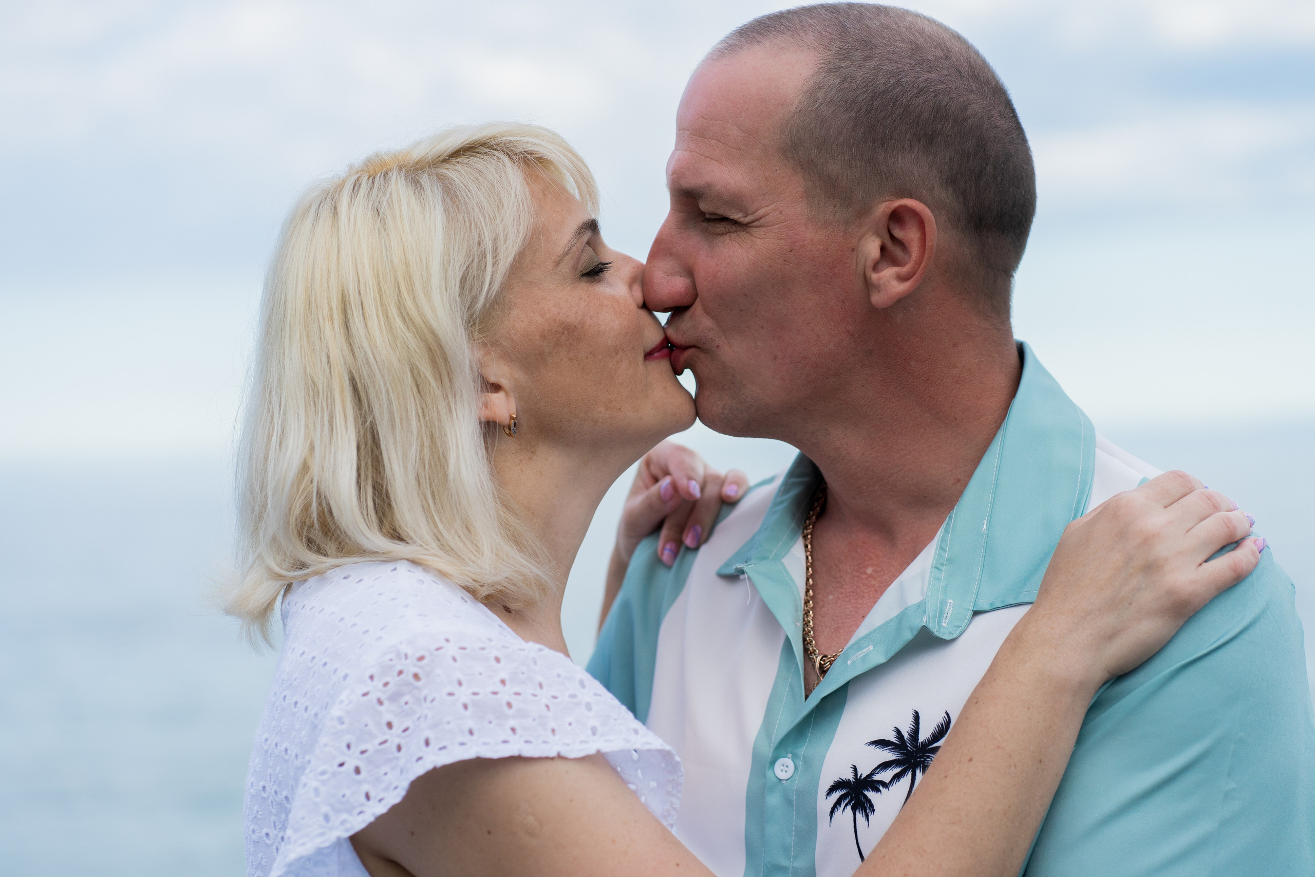 Утренняя съемка пары на море и набережной в Адлере. Фотограф в Сочи Тиунова Маргарита и Тиунов Евгений