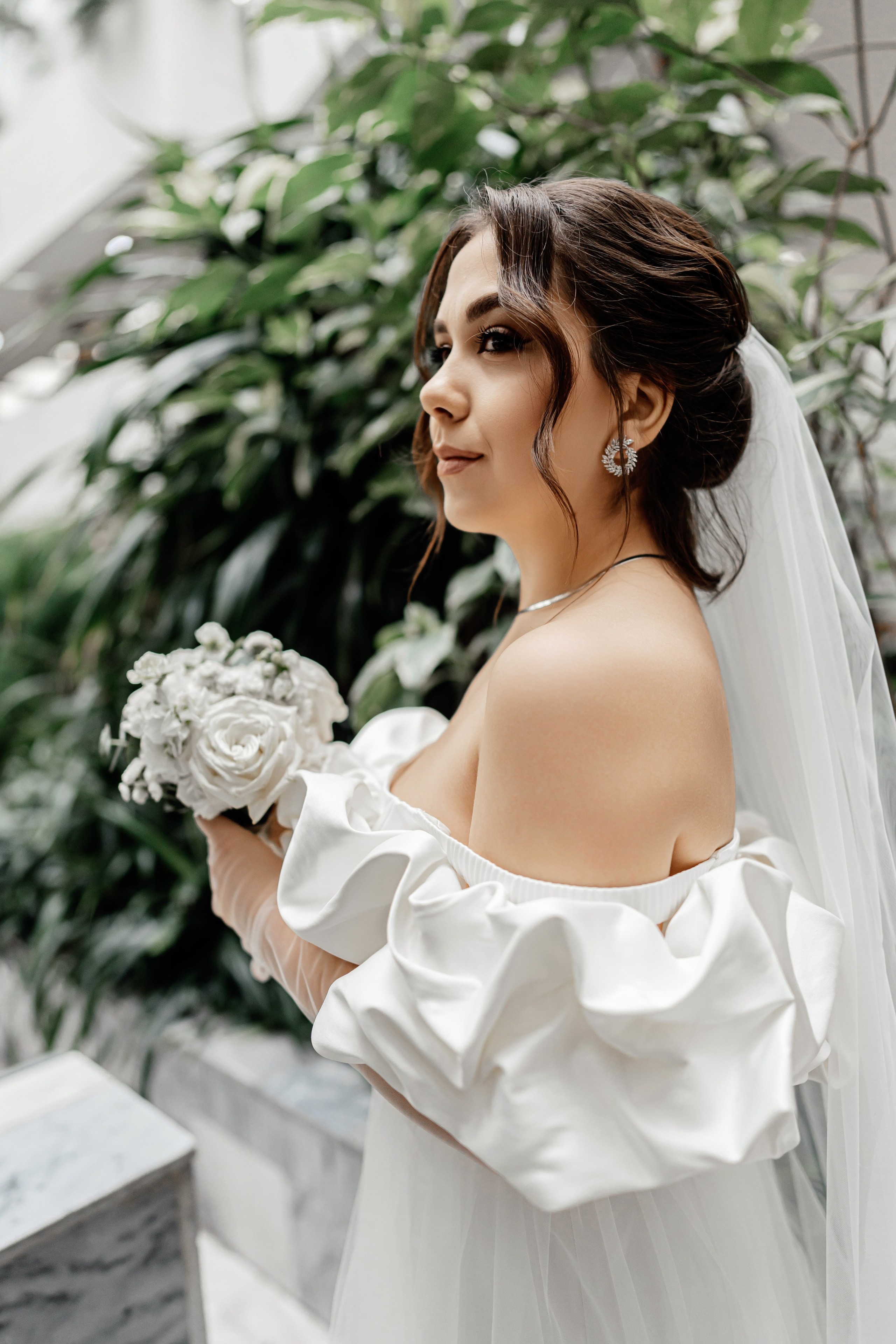 Жених и невеста возле загса